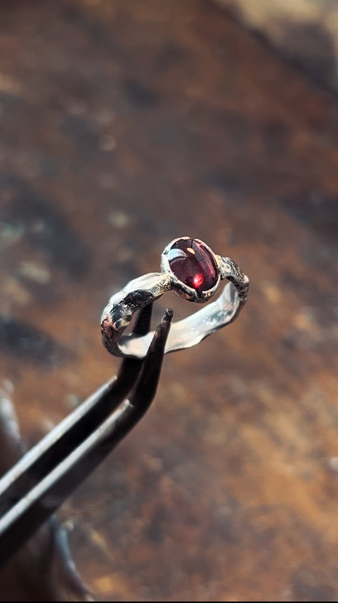 Bague organique avec grenat rouge