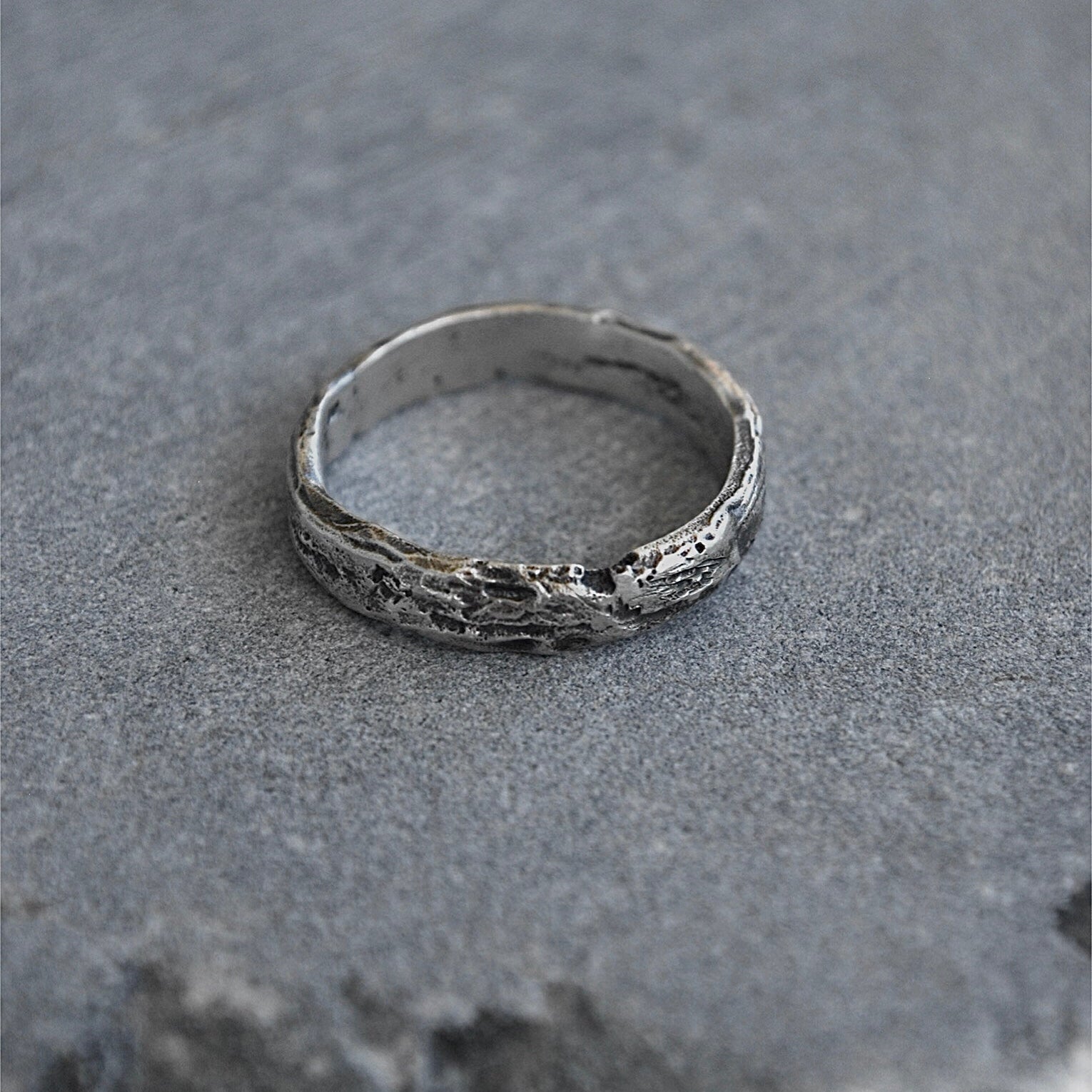 Anneau en argent 925 à la texture brute et minérale, façonné artisanalement par Fonte Bijoux.