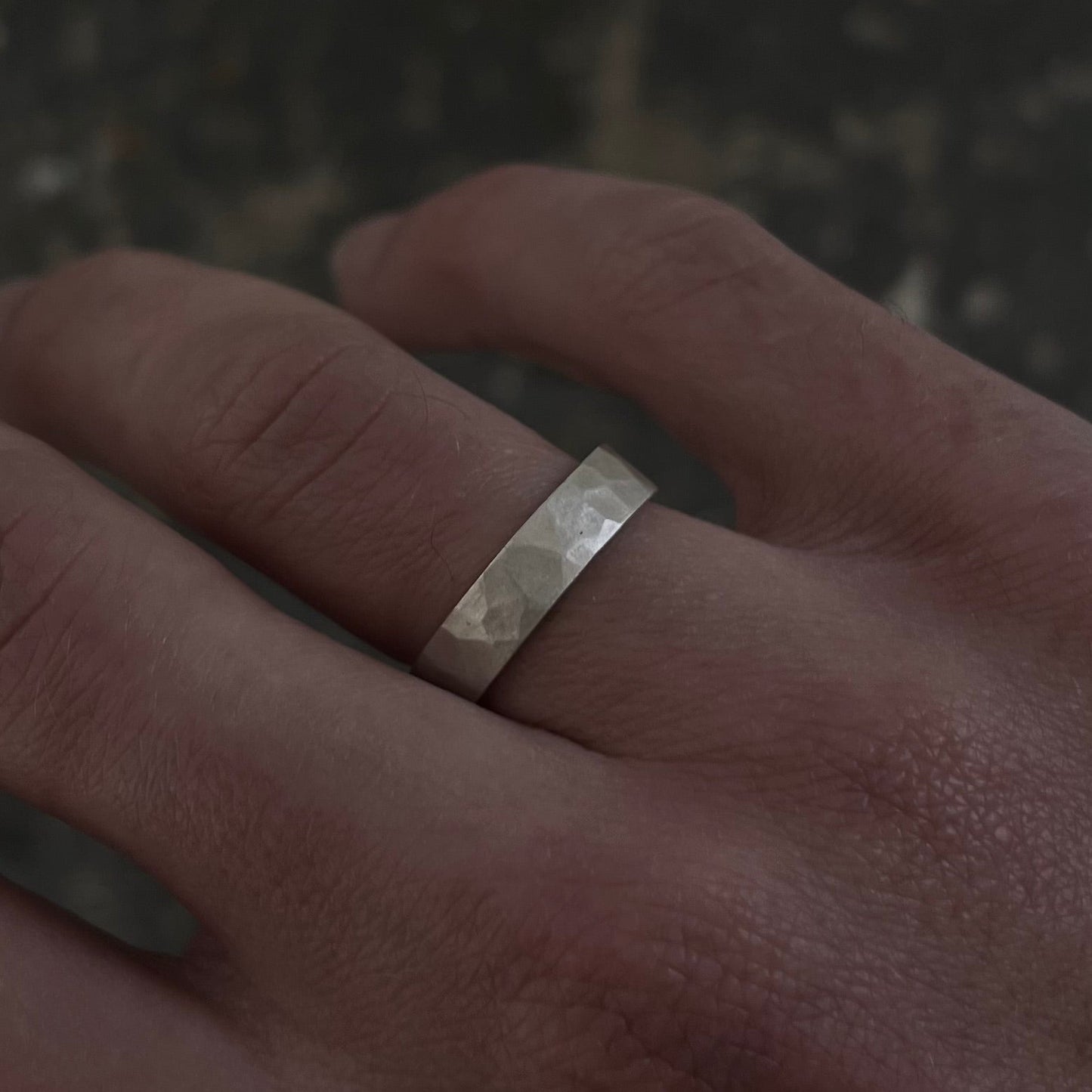 Anneau forgé argent massif 925, largeur 5mm — bijou brut unisexe fait main à Rennes, fonte au sable et martelage, Fonte Bijoux Bretagne
