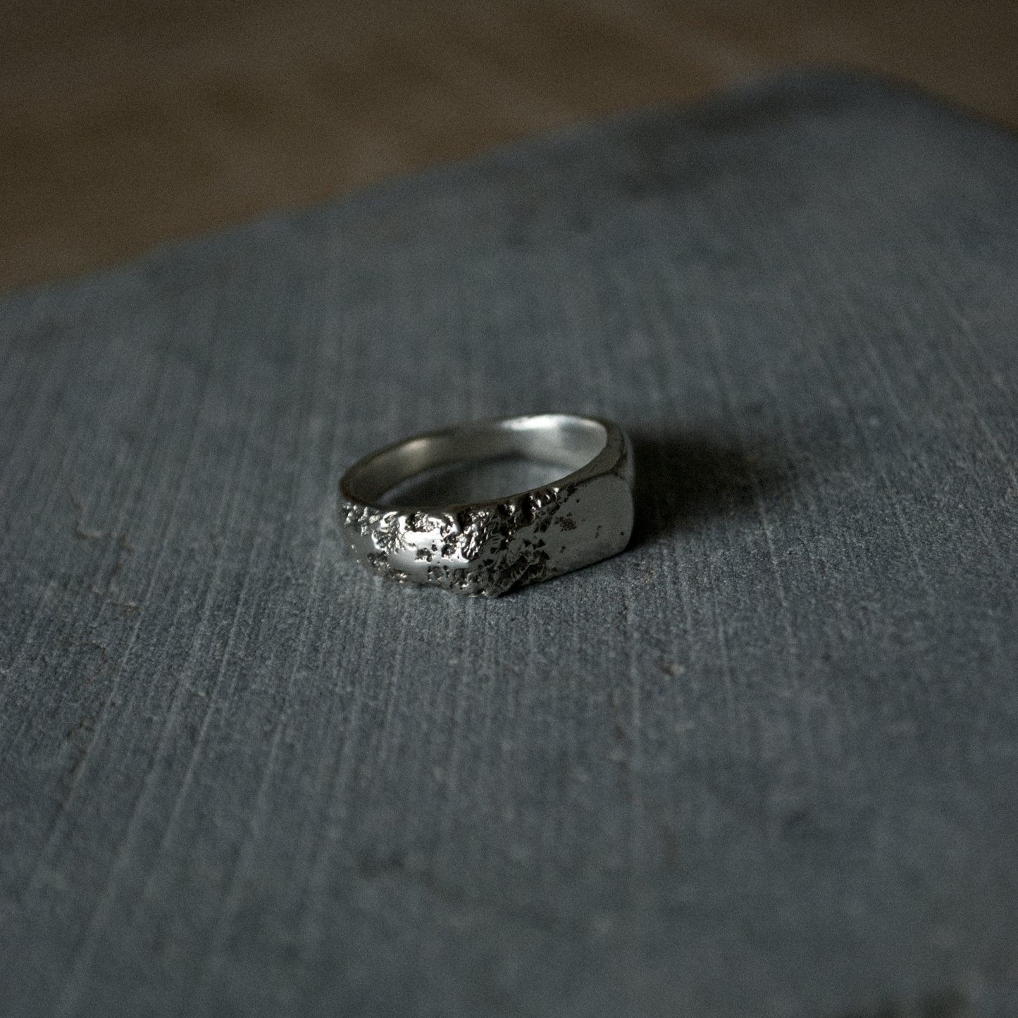 Bague brute en argent 925 façonnée par fonte au sable. Texture minérale, design unique et fabrication artisanale à Rennes, en Bretagne.