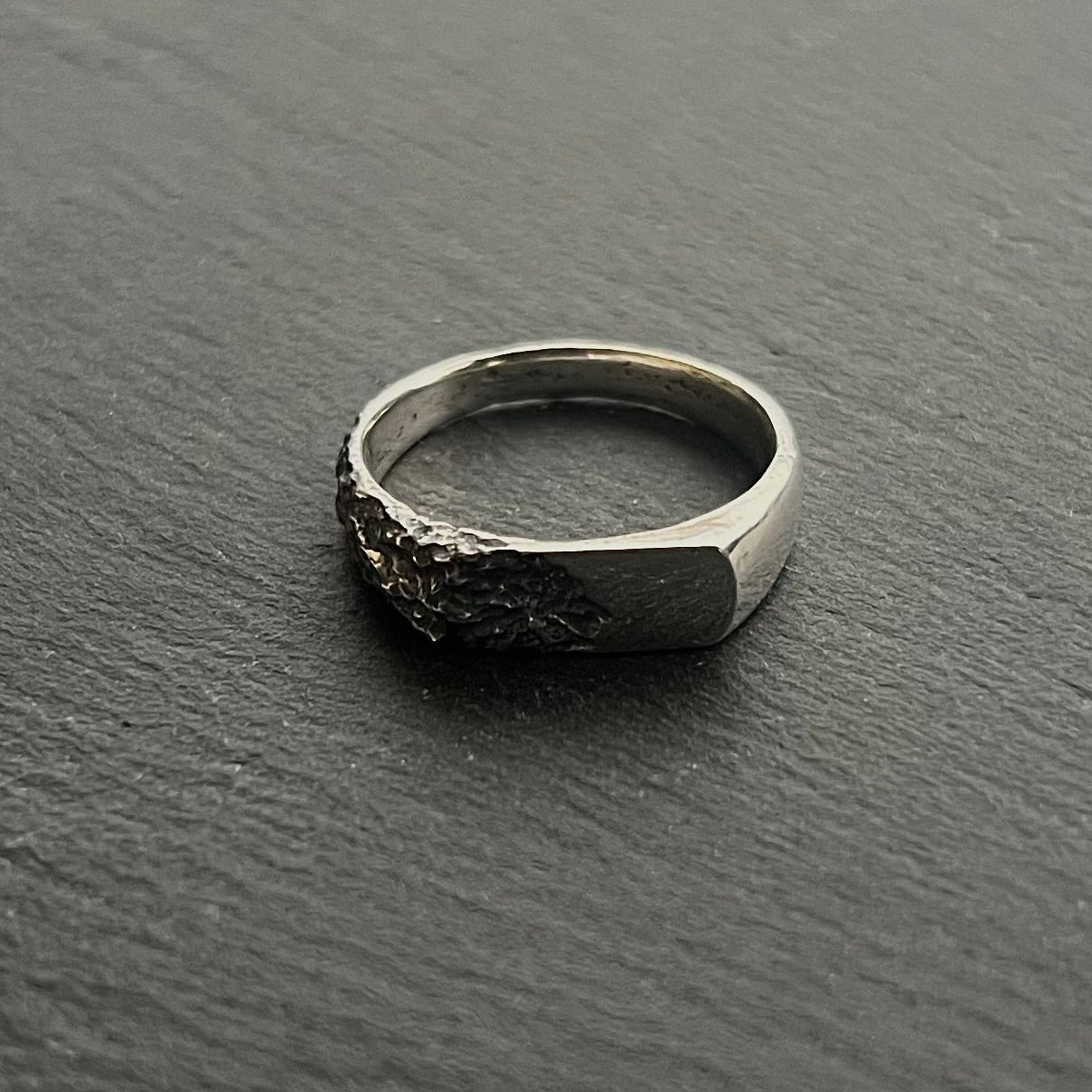 Bague en argent pour homme et pour femmes texturée Fonte au sable chevalières en argent
