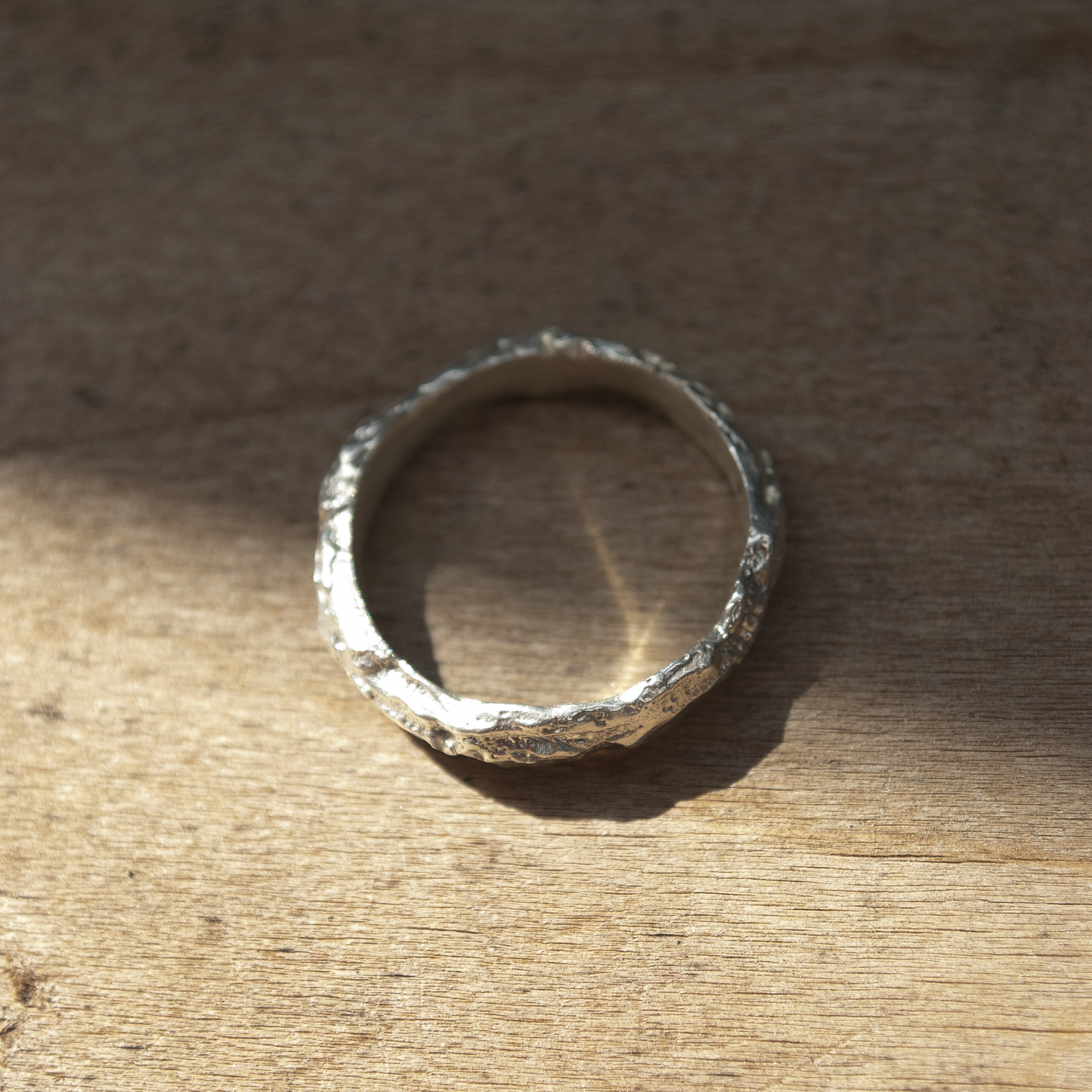 Bague singulière forgée par fonte au sable en argent massif, à la texture volontairement brute et organique. Cette création unique signée Fonte Bijoux est un bijou fait main en France, au design naturel et au caractère affirmé.