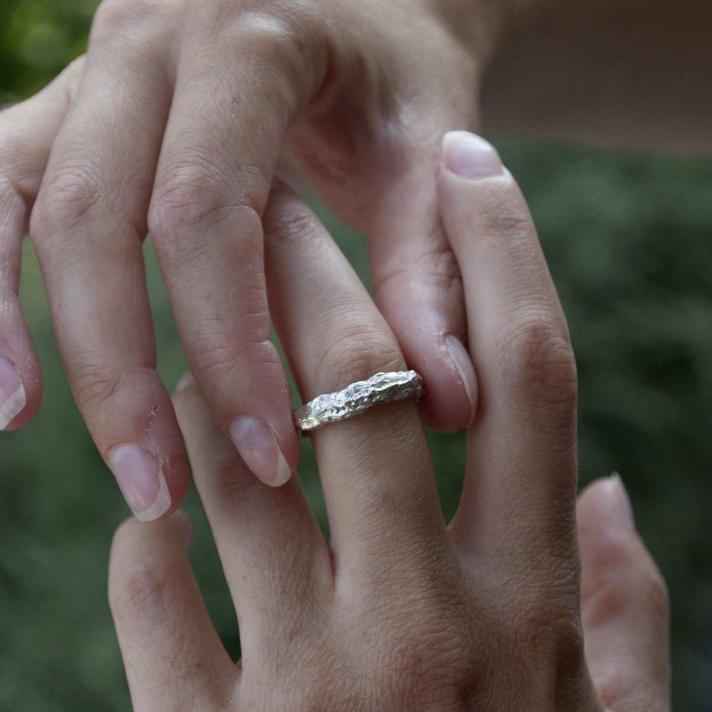 Bijou brut pour femme : bague texturée en argent 925, façonnée artisanalement grâce à la fonte au sable. Chaque pièce est unique et incarne un design fort, minimaliste et intemporel. Création faite main par Fonte Bijoux.
