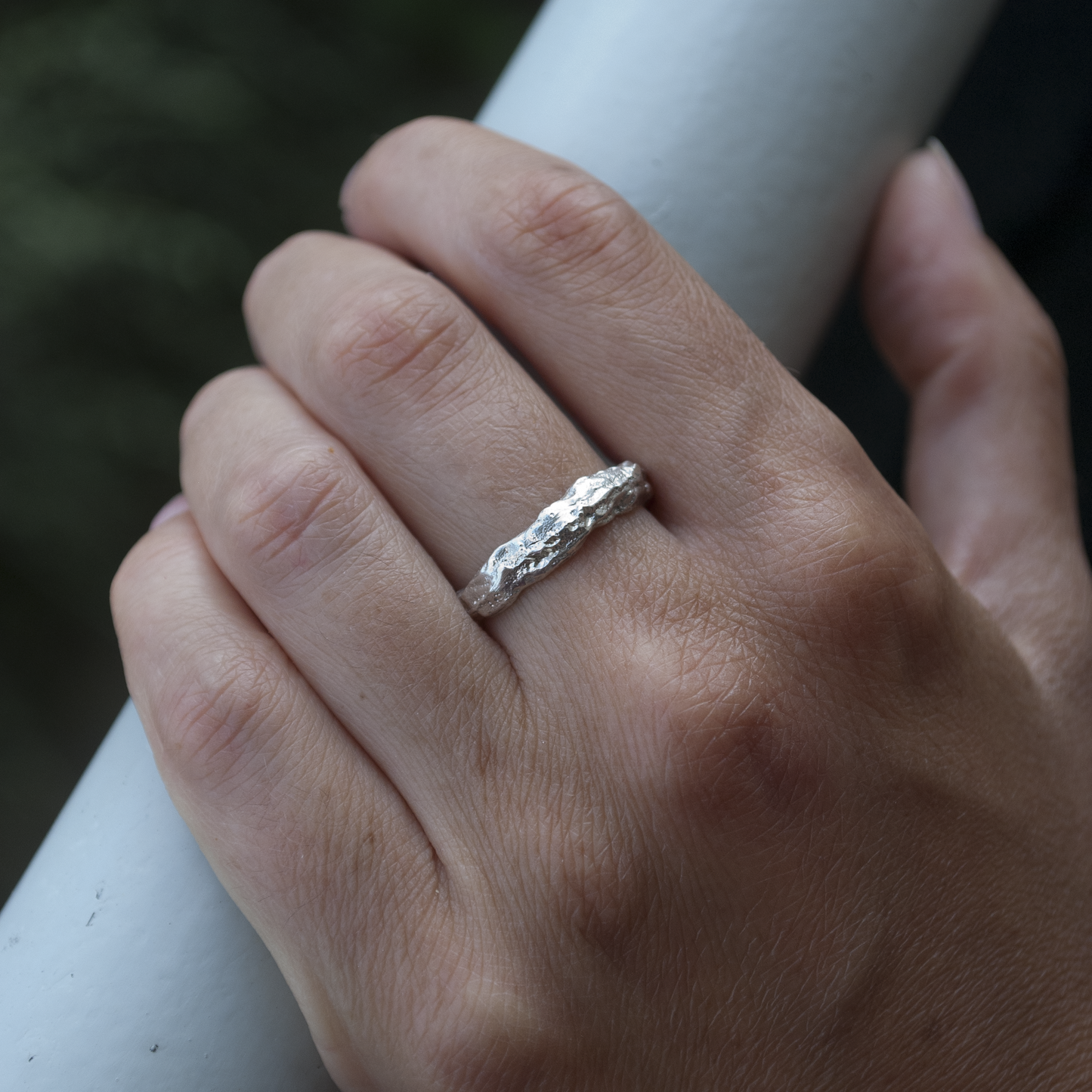 Bague en argent pour femme, créée à la main par fonte au sable. Texture brute et organique pour un bijou artisanal unique, forgé dans l'atelier Fonte Bijoux. Un accessoire singulier, parfait pour affirmer un style authentique et non conventionnel.