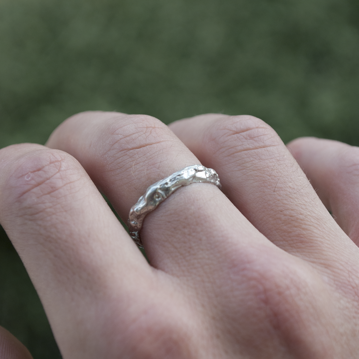 Bague en argent brut pour homme, fabriquée artisanalement par fonte au sable dans l’atelier Fonte Bijoux. Ce bijou texturé et unique reflète une esthétique forte, minimaliste et singulière, pensée pour ceux qui veulent porter la matière avec caractère.