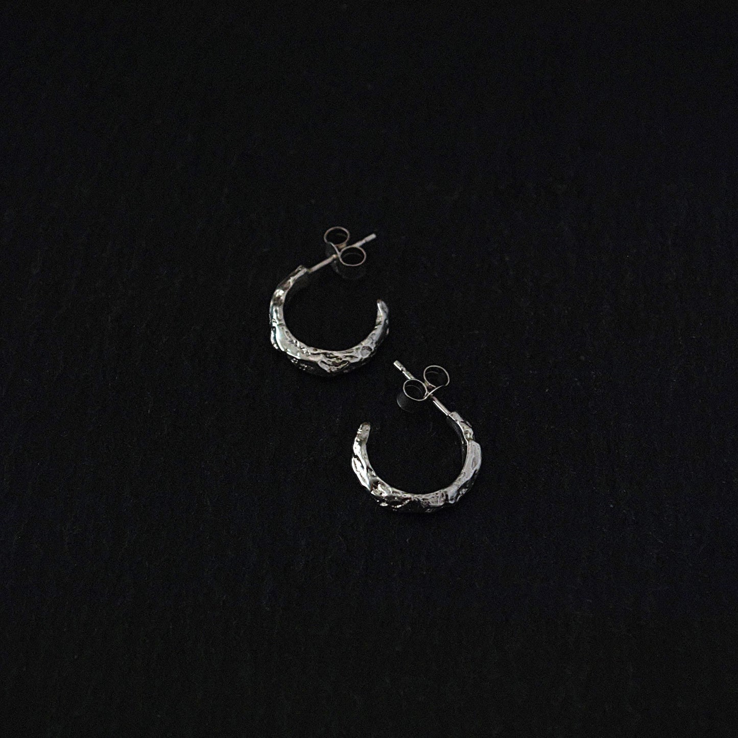 Boucle d’oreille artisanale argent – Design organique et intemporel – Fonte au sable – Vente à l’unité ou deux boucles