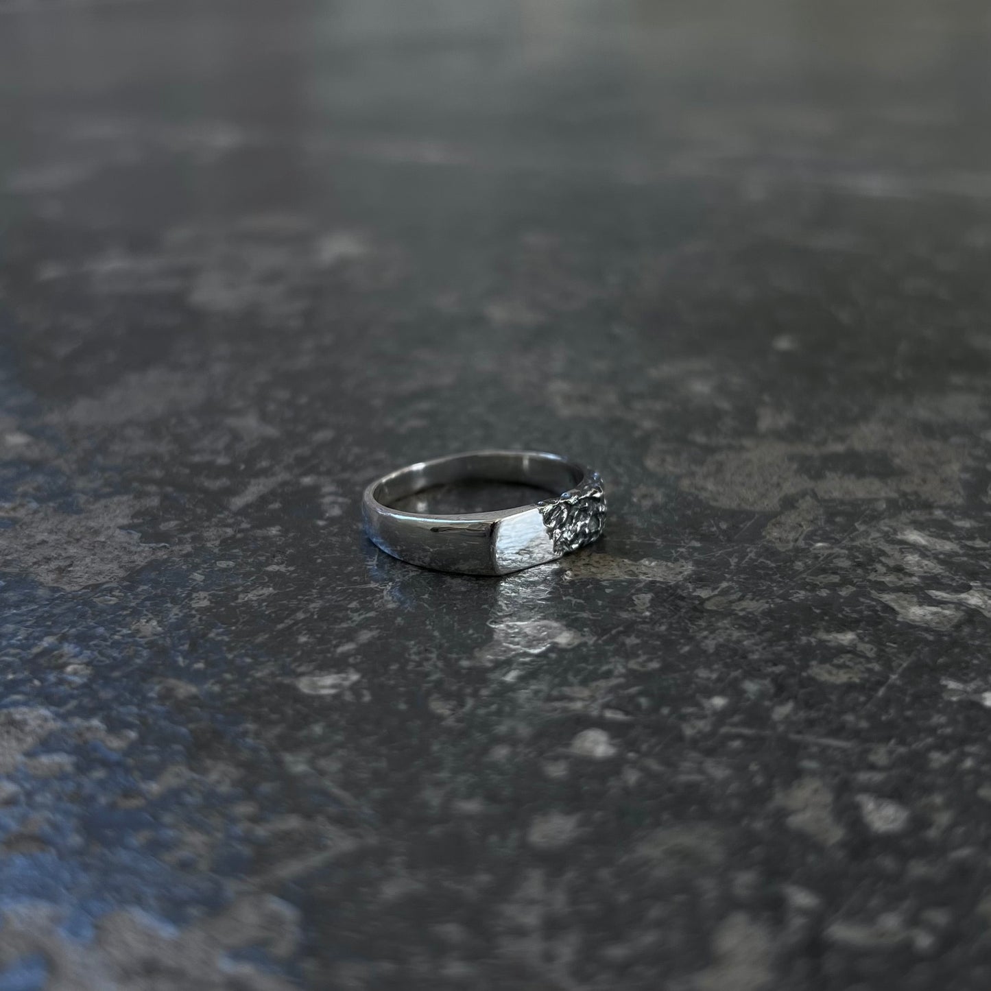 Chevalière argent massif 925 brute et texturée, vue de profil — pièce unique faite main à Rennes par fonte au sable, Fonte Bijoux