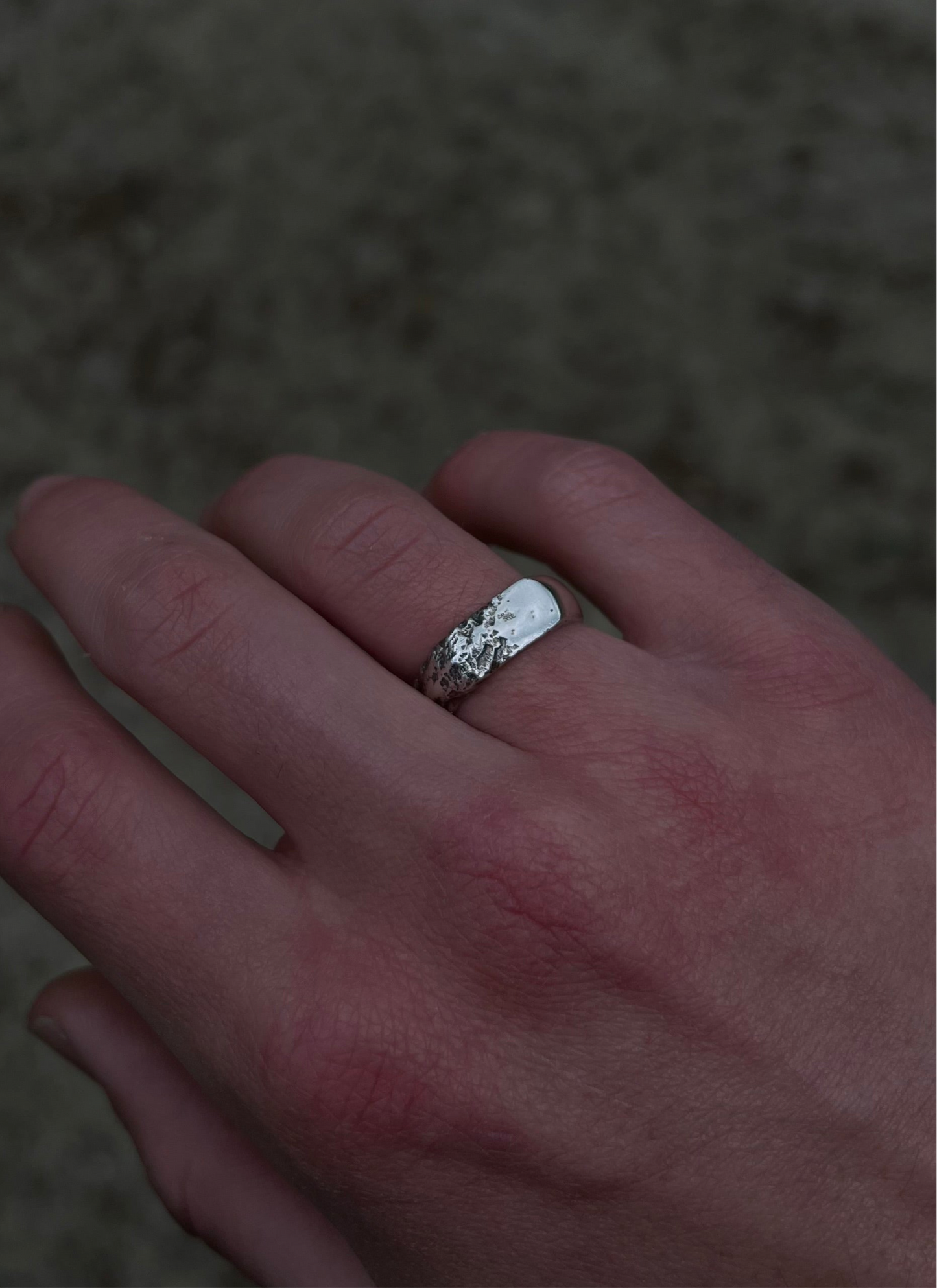 Chevalière unisexe en argent massif, avec une face lisse et une face organique. Une pièce unique au style brut, conçue dans l’atelier Fonte Bijoux.