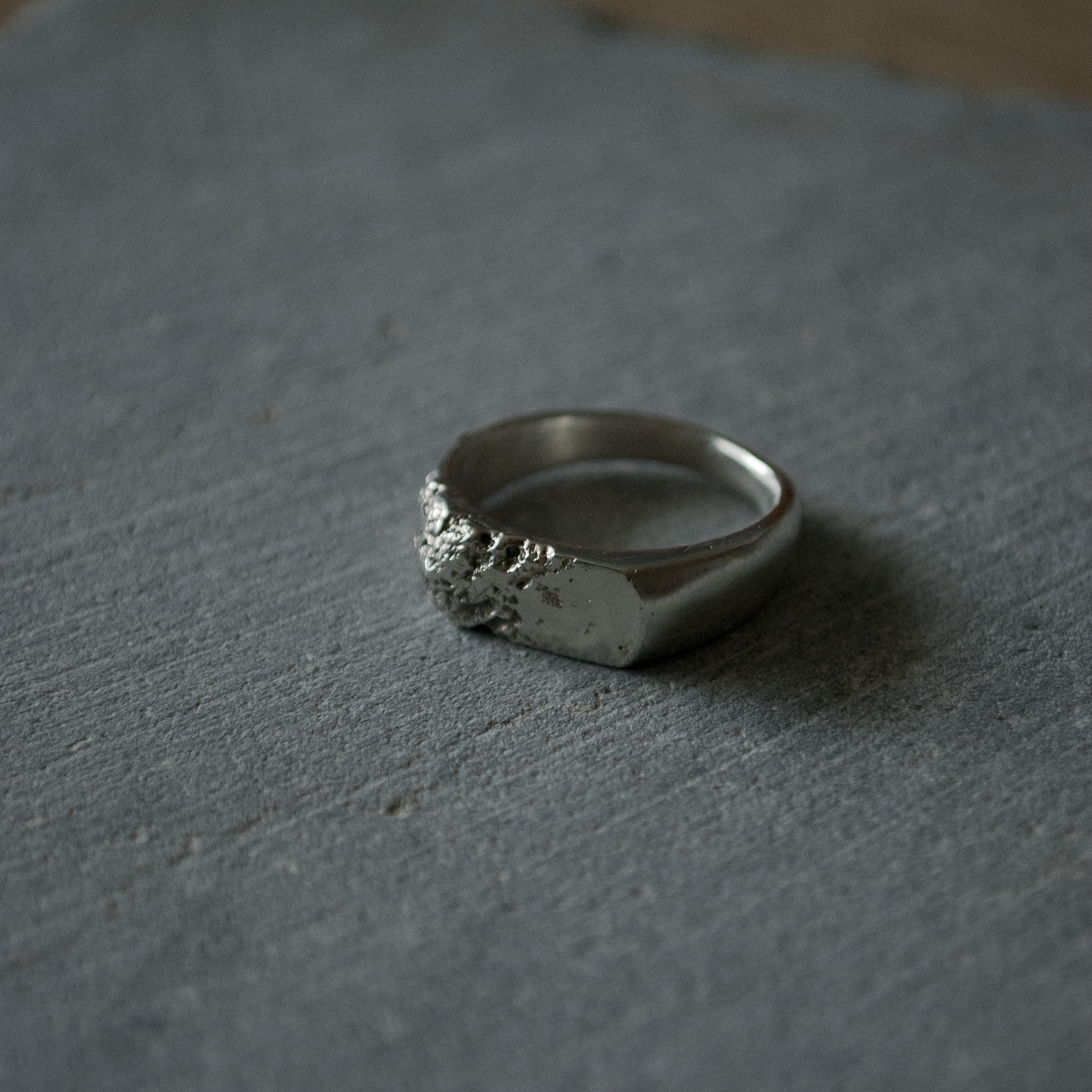 Bague artisanale en argent massif, fondue au sable et travaillée à la main. Un bijou brut et texturé, symbole de l’univers Fonte Bijoux.