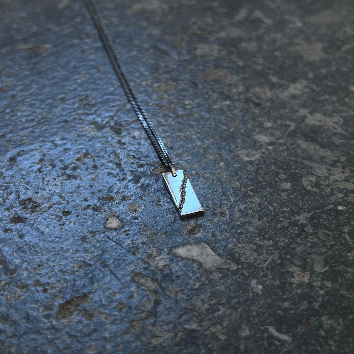 Collier canyon pendentif rectangulaire en argent massif 925, fissure brute unique — fait main à Rennes par fonte au sable, Fonte Bijoux