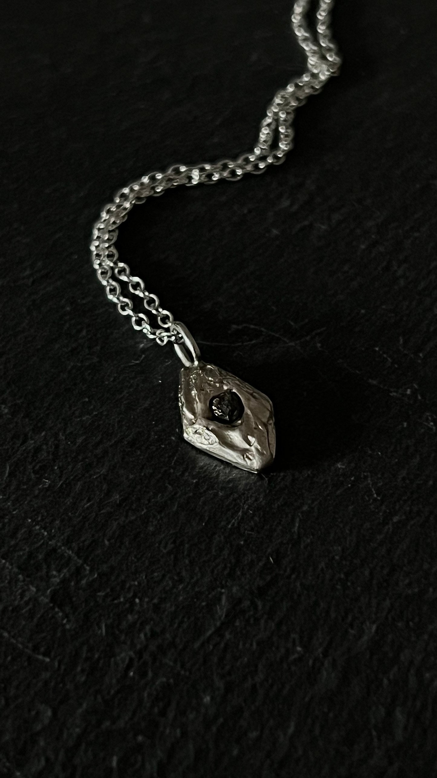 Obscura pendentif en argent avec diamant noir brut - pendentif argent 925 - pendentif diamant noir - bijoux artisanaux - pendentif unique - pendentif design organique - pendentif texture naturelle - pendentif argent massif - pendentif fait main - pendentif brut - pendentif authentique - pendentif irrégulier - pendentif artisanal - pendentif pierre brute - pendentif design singulier - pendentif bijoux de caractère - pendentif inspiration nature - pendentif chaîne 50 cm - pendentif chaîne 45 cm - pendentif