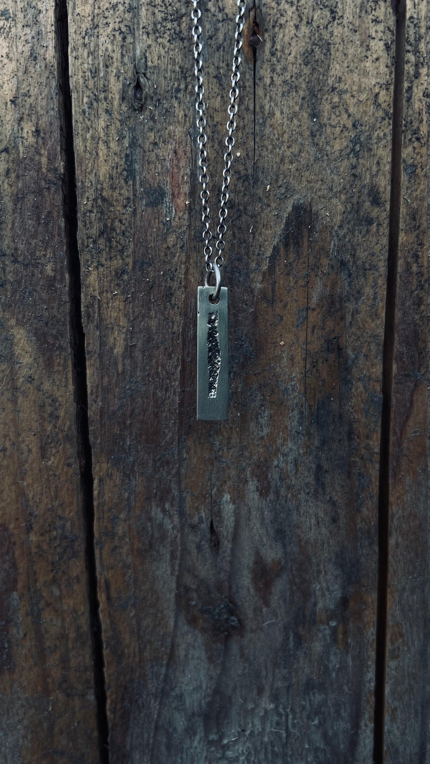Collier en argent brut et massif , régulier et irrégulier, représentant la force de la roche Collier en argent 925 - Fonte au sable - Collier en argent 925 - Fonte au sable - Bijou artisanal - Argent massif - Texture organique - Inspiration naturelle - Design brut - Fabrication artisanale - Pendentif unique - Bretagne