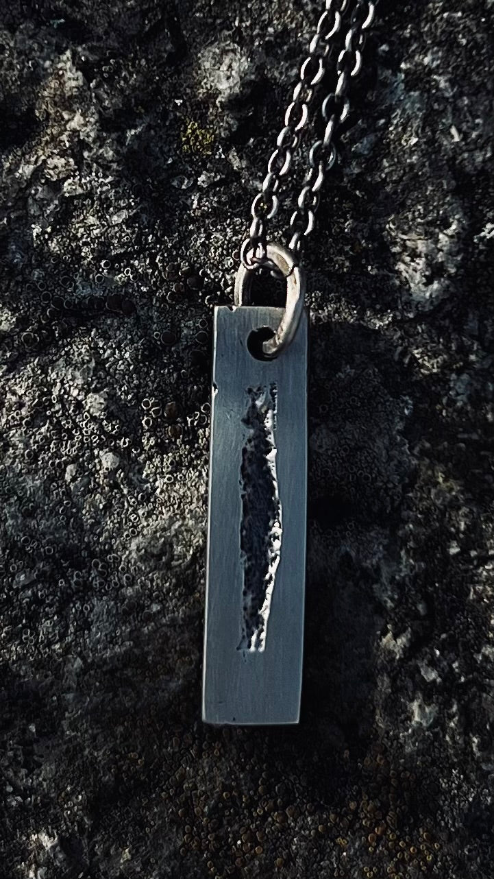 Collier faille en argent technique de la fonte au sableCollier en argent 925 - Fonte au sable - Bijou artisanal - Argent massif - Texture organique - Inspiration naturelle - Design brut - Fabrication artisanale - Pendentif unique - artisan Bretagne