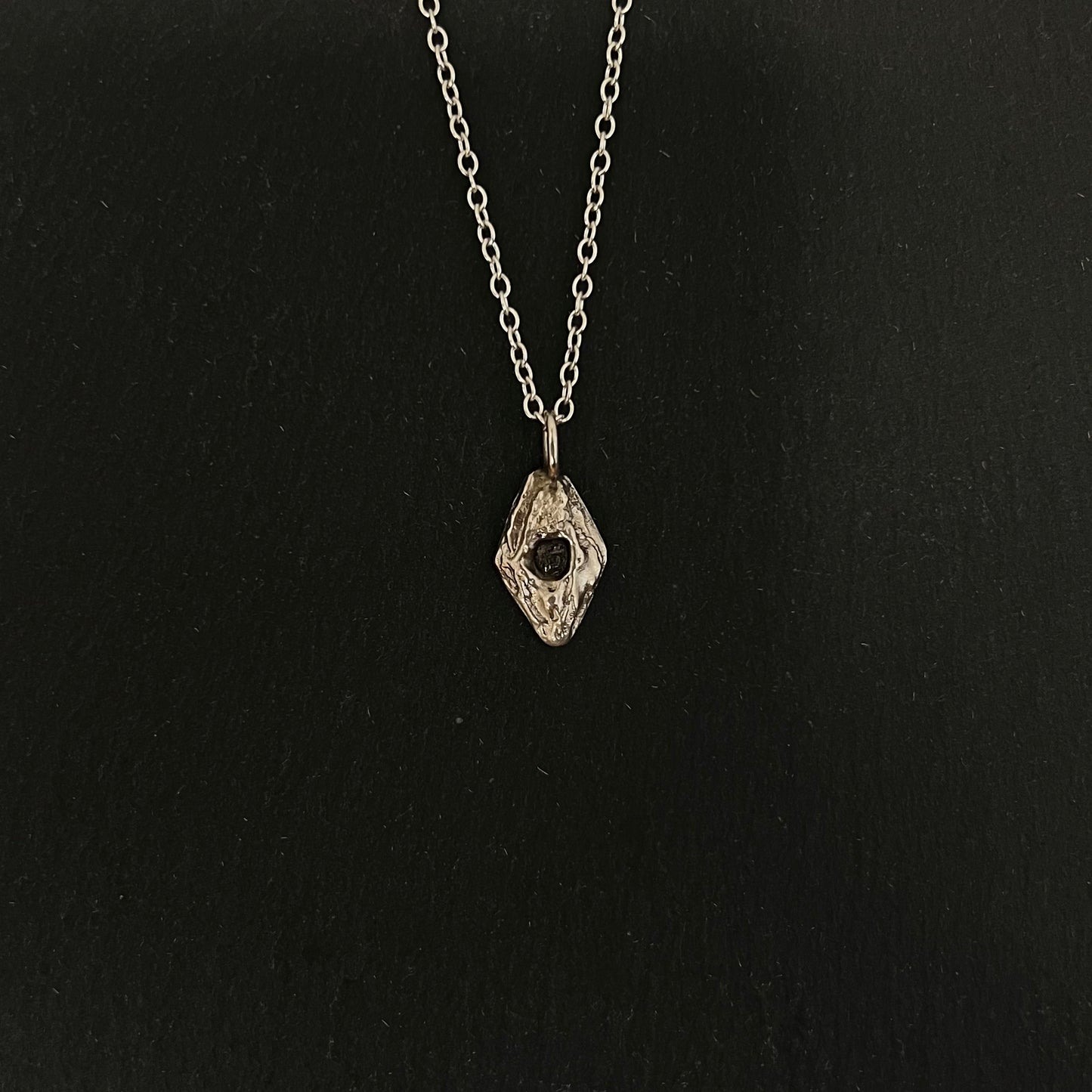 Obscura pendentif en argent avec diamant noir brut - pendentif argent 925 - pendentif diamant noir - bijoux artisanaux - pendentif unique - pendentif design organique - pendentif texture naturelle - pendentif argent massif - pendentif fait main - pendentif brut - pendentif authentique - pendentif irrégulier - pendentif artisanal - pendentif pierre brute - pendentif design singulier - pendentif bijoux de caractère - pendentif inspiration nature - pendentif chaîne 50 cm - pendentif chaîne 45 cm - pendentif