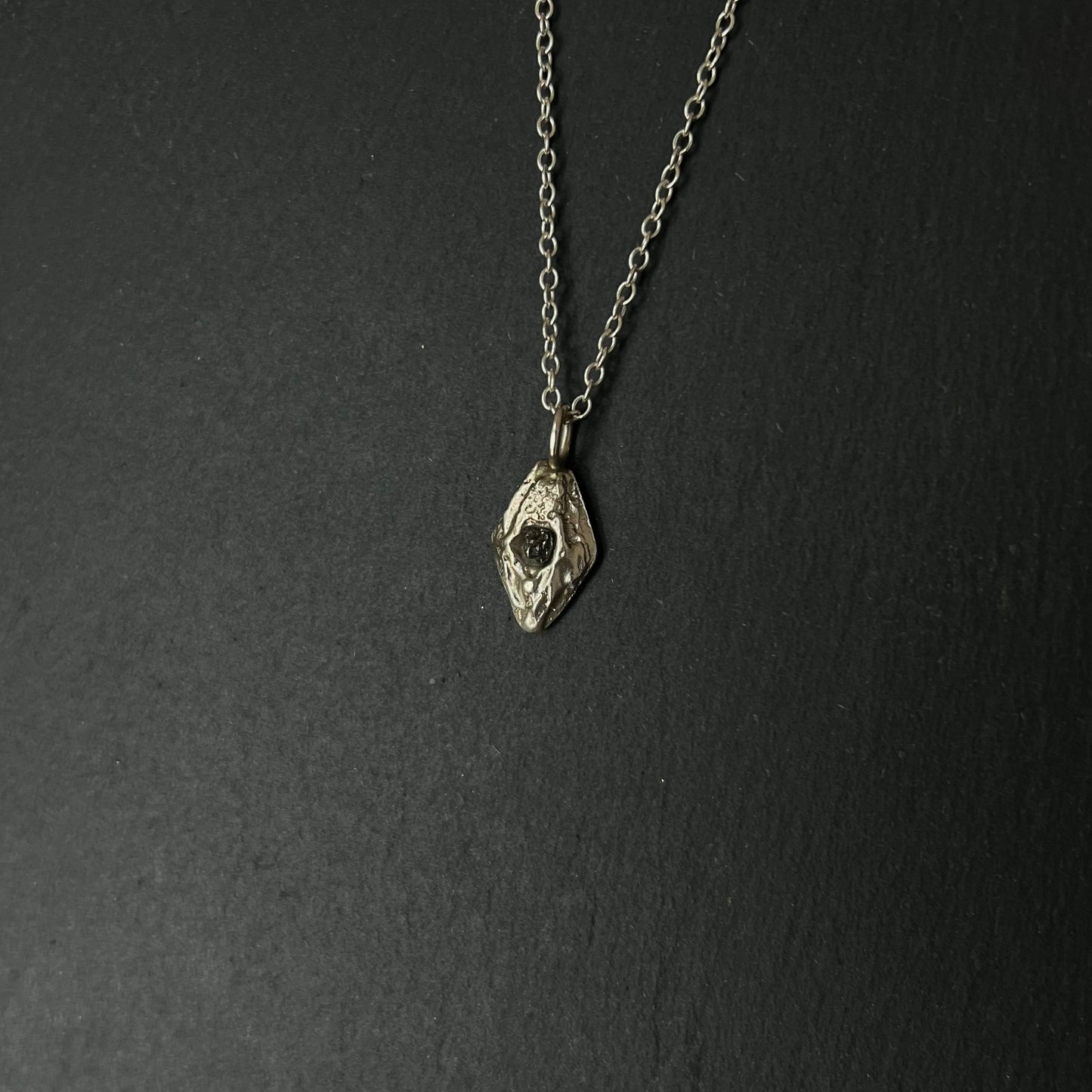 Obscura pendentif en argent avec diamant noir brut - pendentif argent 925 - pendentif diamant noir - bijoux artisanaux - pendentif unique - pendentif design organique - pendentif texture naturelle - pendentif argent massif - pendentif fait main - pendentif brut - pendentif authentique - pendentif irrégulier - pendentif artisanal - pendentif pierre brute - pendentif design singulier - pendentif bijoux de caractère - pendentif inspiration nature - pendentif chaîne 50 cm - pendentif chaîne 45 cm - pendentif