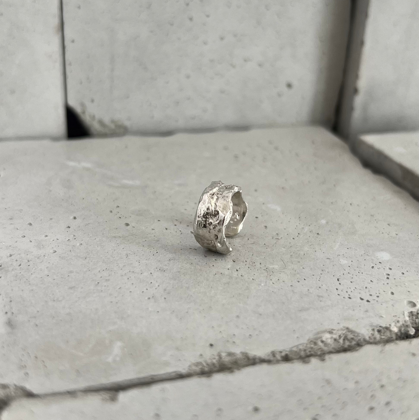 Earcuff large en argent massif, vue de dessus, texture organique brillante