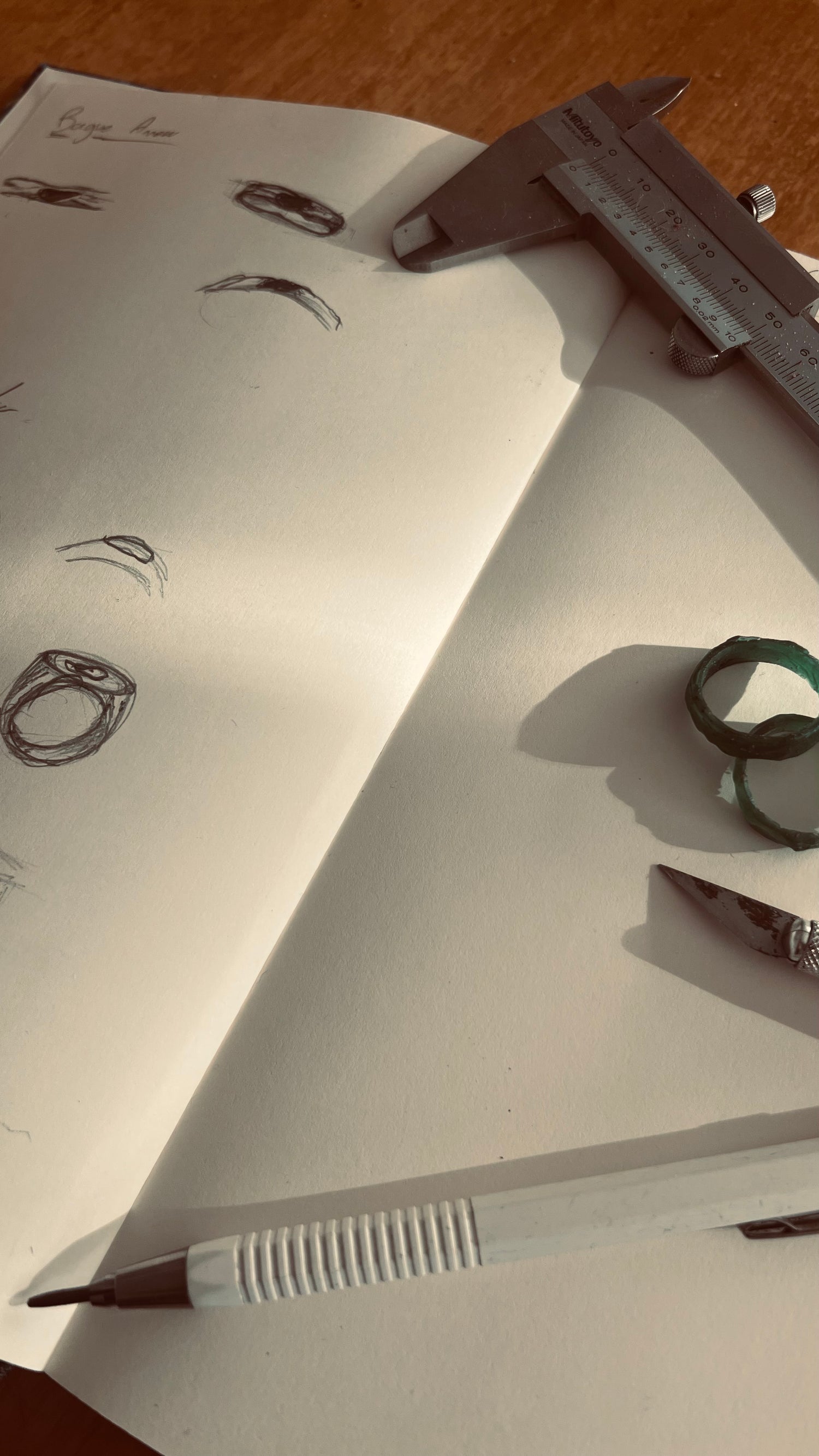 Bijoux artisanaux - Argent 925 - Techniques artisanales - Réticulation - Fonte au sable - Inspiration naturelle - Bijoux forgés à la main - Bijoux brut - Authenticité - Durabilité - Bijoux unisexes - Bijoux texturés - Artisanat authentique - Bijoux éthiques - Design unique - Bretagne - Bijoux personnalisés - Imperfection - Matériaux naturels - Bijoux faits main