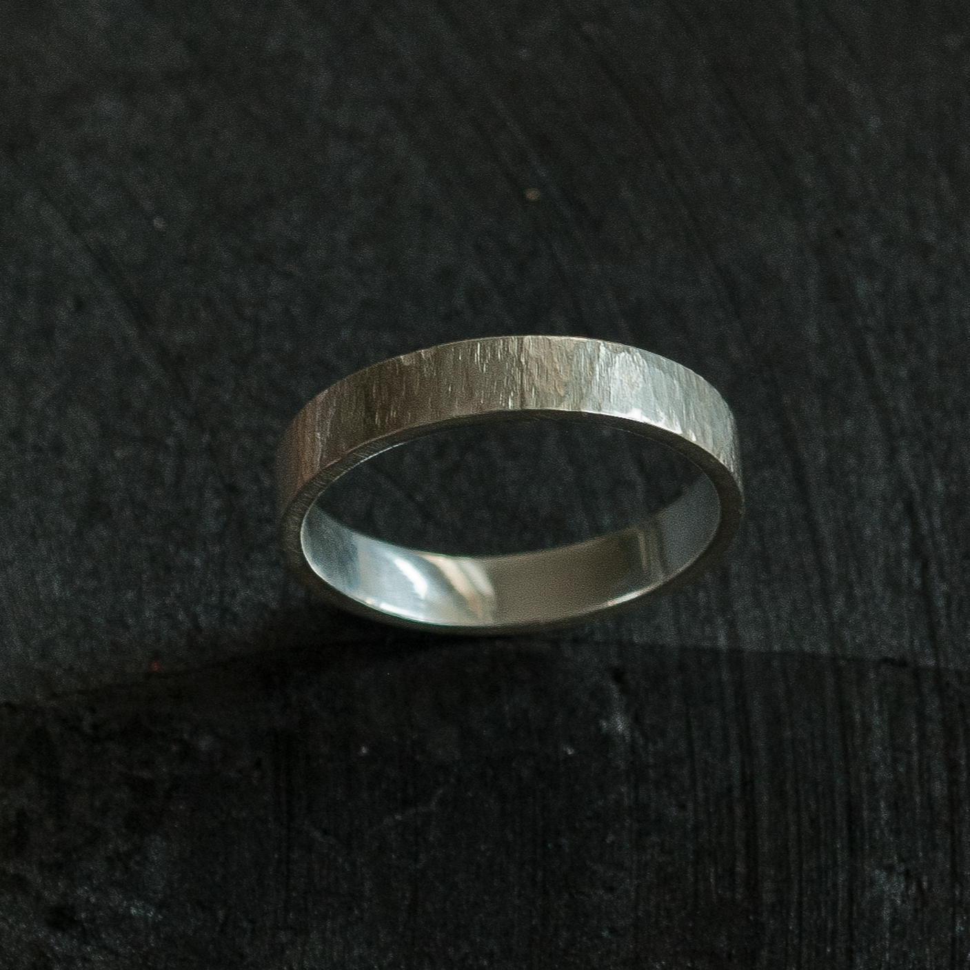 Anneaux Intemporelle en argent ciselée unisex - Accessoire de mariage - Bijoux en argent de haute qualité- Bijoux Bruts et Authentique-alliance pour homme- alliance pour femme- aliance authentique- bijoux rafiné