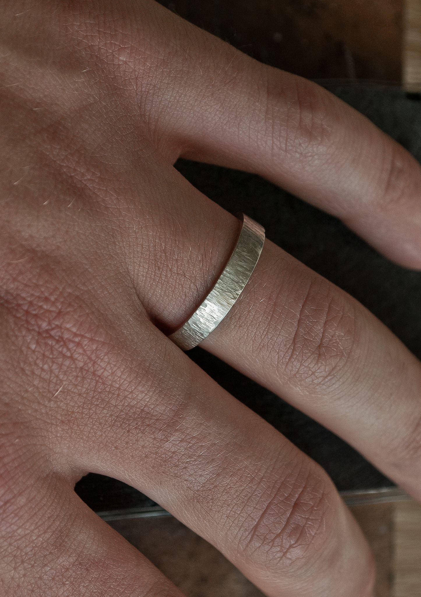 Anneaux Intemporelle en argent ciselée unisex -Bague portée- Accessoire de mariage - Bijoux en argent de haute qualité- Bijoux Bruts et Authentique- alliance unique - alliance en argent 925 - alliance unisex - alliance - cadeau piur homme