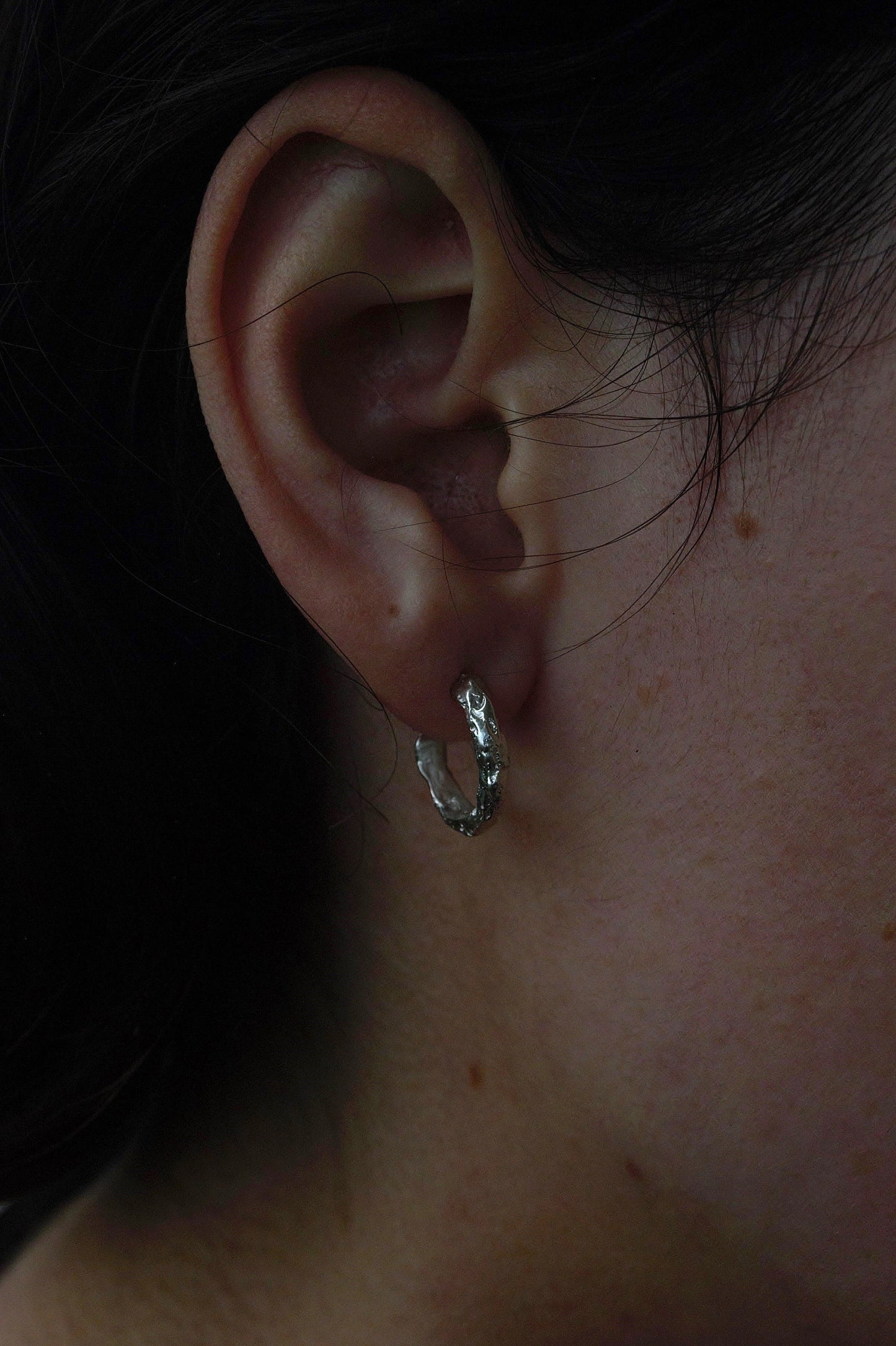 Boucle d’oreille organique en argent massif 925 – Design brut et artisanal – Fait main – Vendue à l’unité ou par deux boucles