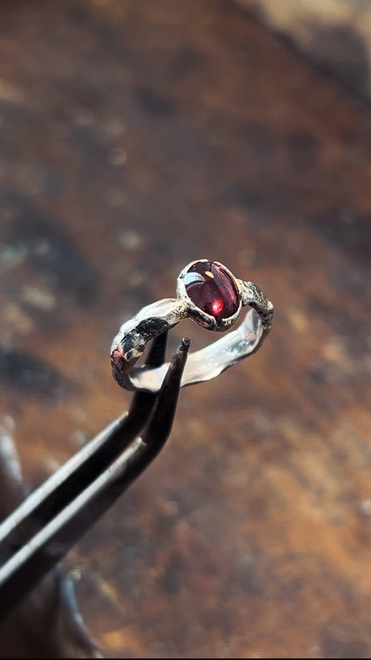 Bague organique avec grenat rouge 