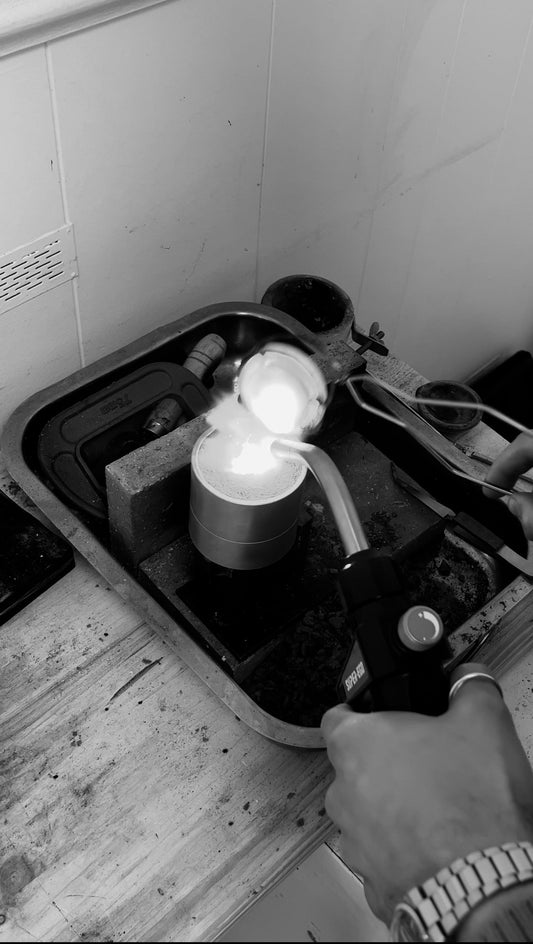 Découvrez la technique de la fonte au sable — comment l'argent en fusion devient un bijou unique. Explications d'un artisan bijoutier à Rennes