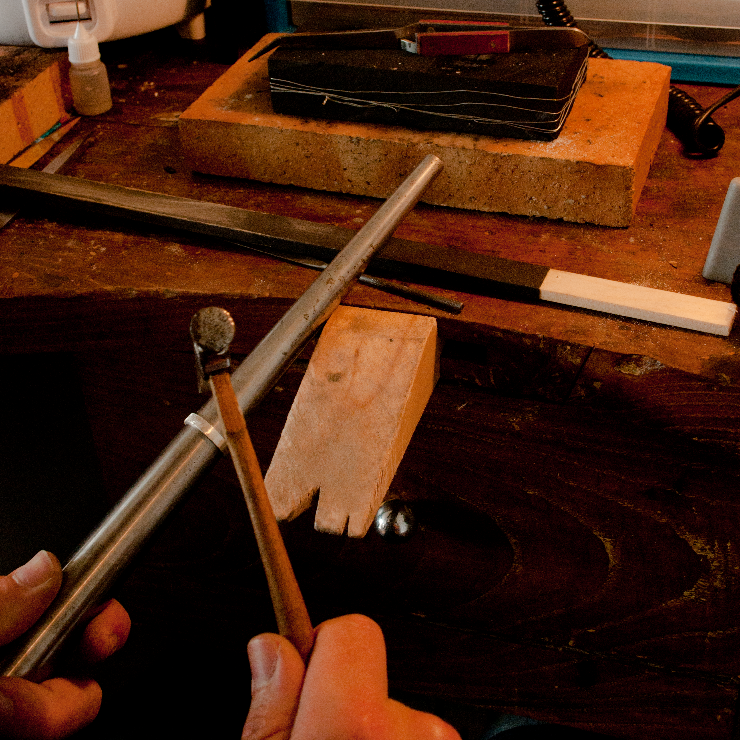 photo de l'atelier fonte avec une création de texture su une bague en argent 