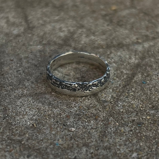 anneau Demi-Roche est fabriqué en argent massif 925