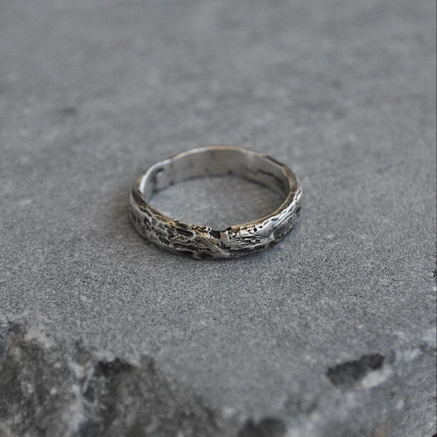 Bague minimaliste inspirée de la roche, réalisée à la main en fonte au sable.
