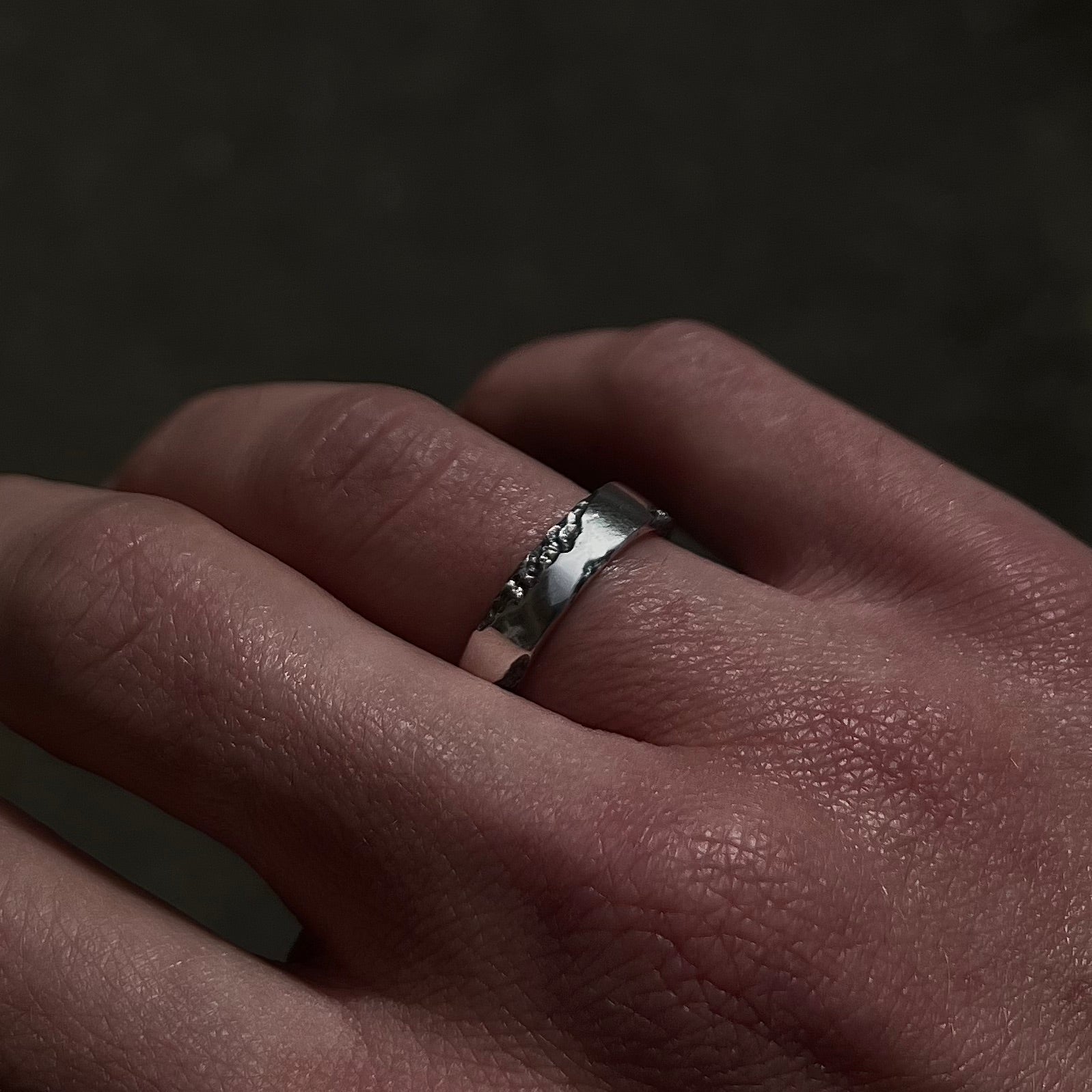 Bague érosion anneau argent 925 portée — bijou brut déstructuré unisexe, fait main Rennes Bretagne
