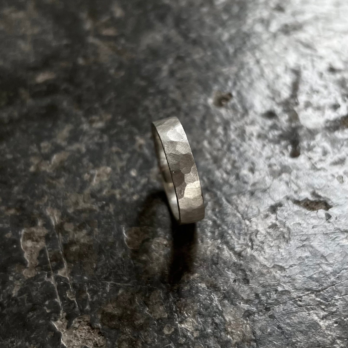 Anneau forgé en argent massif 925, surface brute et texturée issue du martelage — fait main à Rennes par fonte au sable, Fonte Bijoux