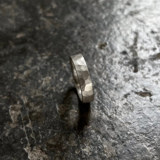 Anneau forgé en argent massif 925, surface brute et texturée issue du martelage — fait main à Rennes par fonte au sable, Fonte Bijoux