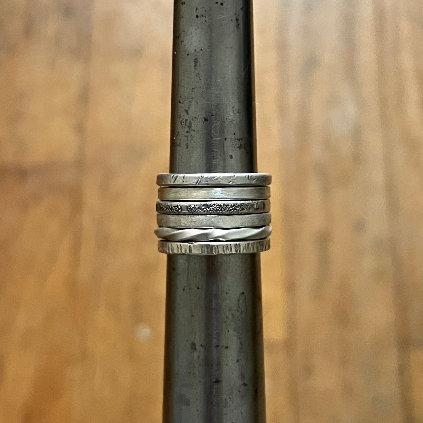 anneaux en argent forgé - bijoux artisanaux - anneaux empilables - textures uniques - finitions variées - largeur 2 mm - toutes tailles - créations authentiques - bijoux personnalisés - Fonte Bijoux - anneaux en argent - bijoux forgés - design artisanal - style unique - mode homme - mode femme - accessoires tendance - bijoux unisexe - style bohème - élégance intemporelle - cadeaux personnalisés