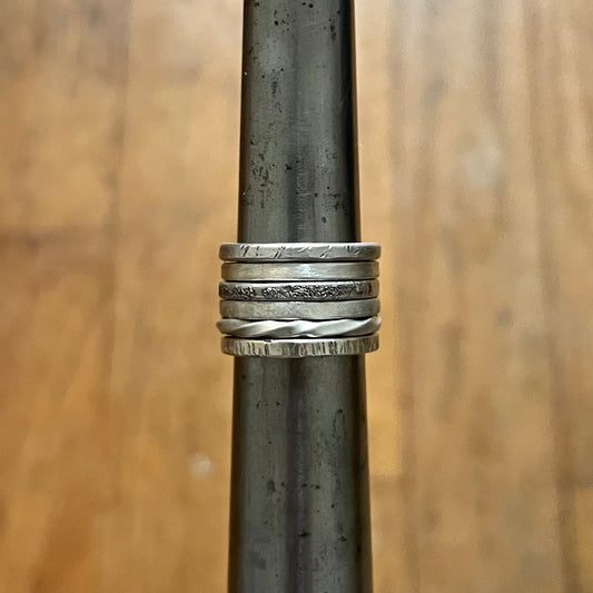 anneaux en argent forgé - bijoux artisanaux - anneaux empilables - textures uniques - finitions variées - largeur 2 mm - toutes tailles - créations authentiques - bijoux personnalisés - Fonte Bijoux - anneaux en argent - bijoux forgés - design artisanal - style unique - mode homme - mode femme - accessoires tendance - bijoux unisexe - style bohème - élégance intemporelle - cadeaux personnalisés