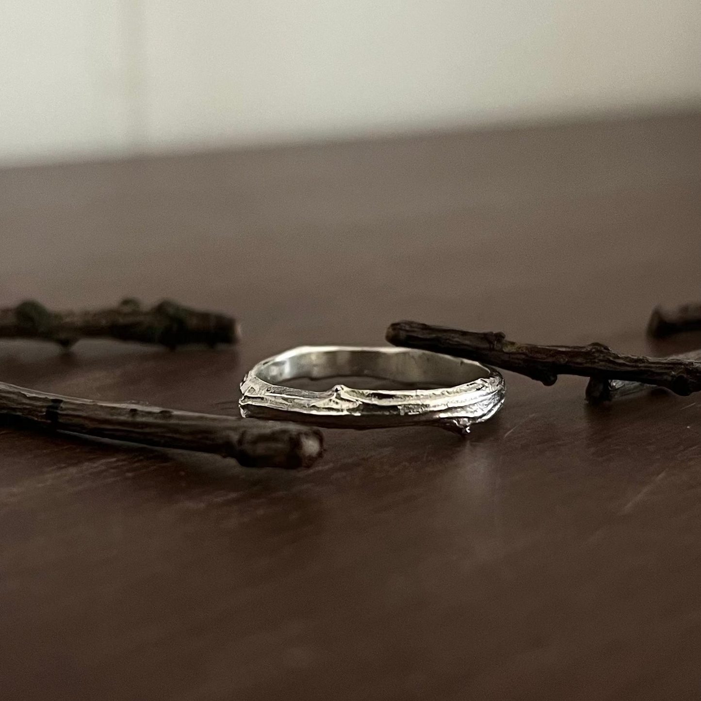 ague Chêne argent 925 posée sur la branche de chêne originale, empreinte naturelle coulée par fonte au sable, atelier Fonte Bijoux Rennes Bretagne