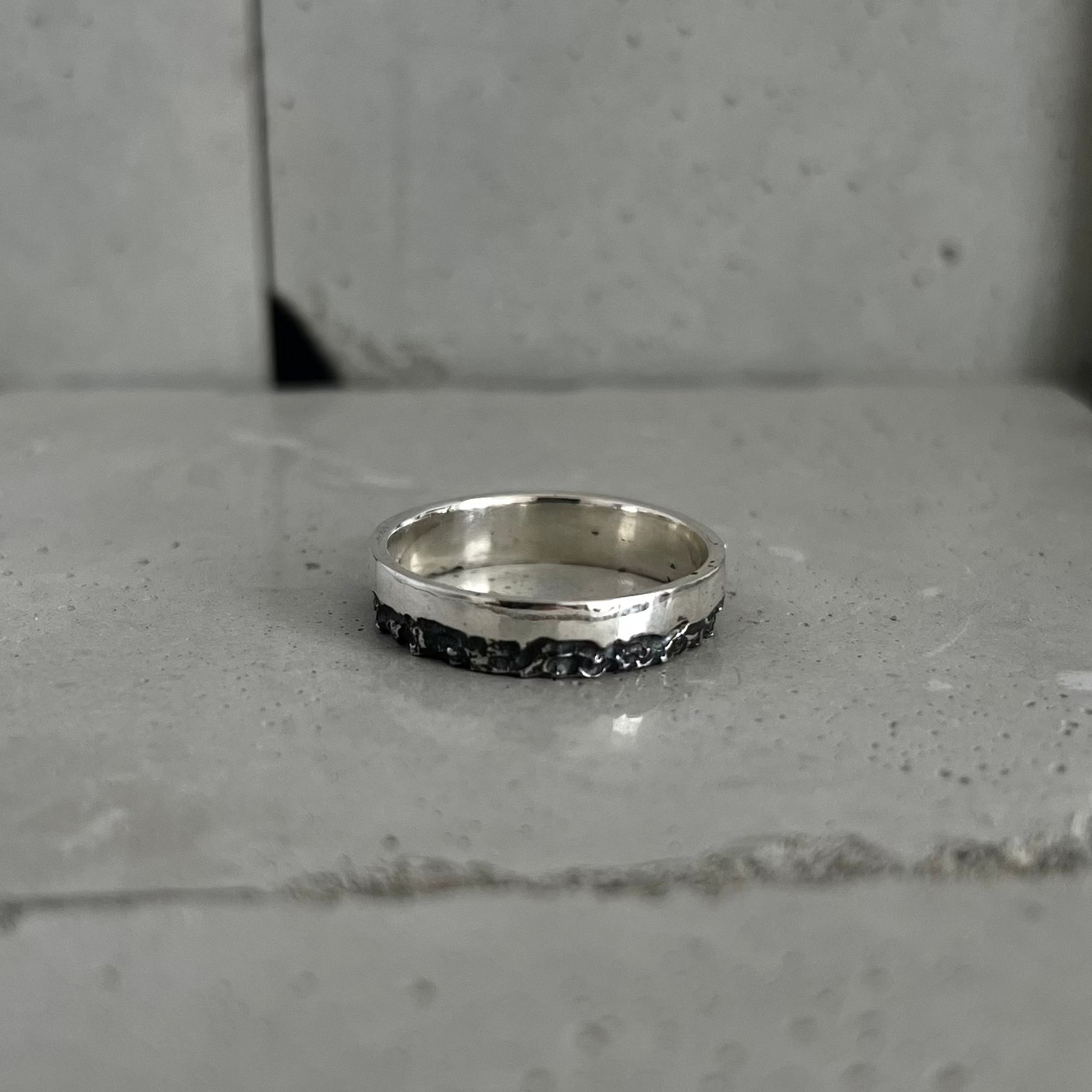 Bague Demi-Roche en argent 925, moitié texturée, moitié lisse