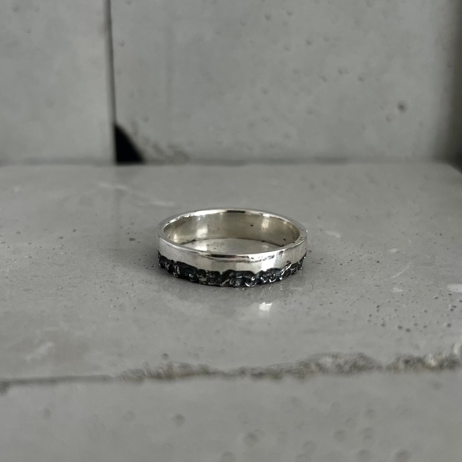 Bague Demi-Roche en argent 925, moitié texturée, moitié lisse