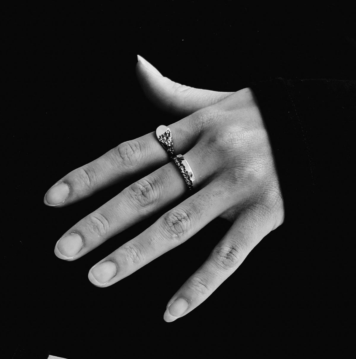 Bague Demi-Roche en argent 925, moitié texturée, moitié lisse