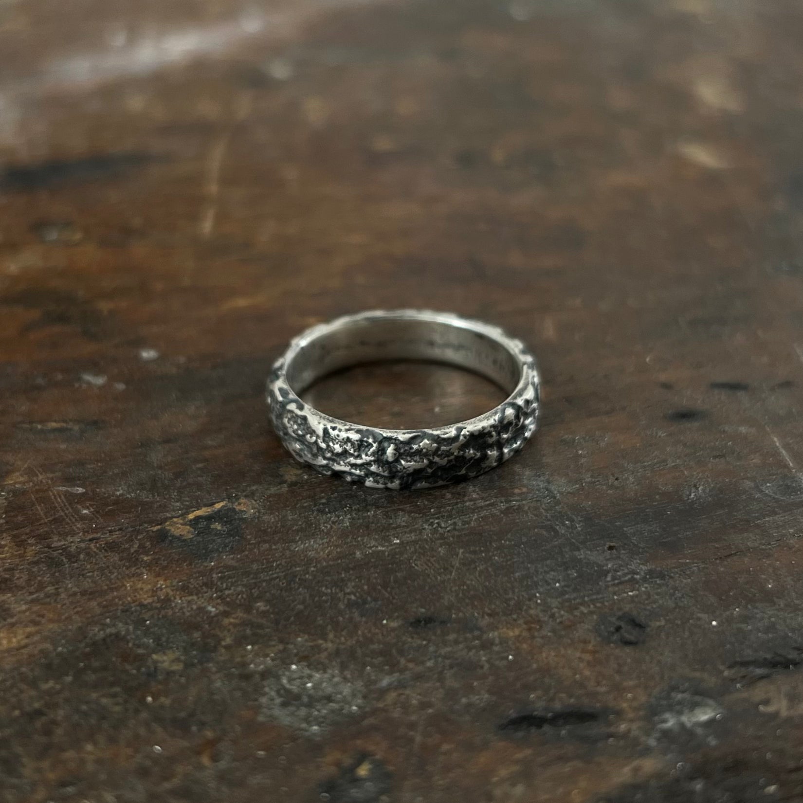 Bague Roche en argent 925 fabriquée à la main, texture brute et organique, réalisée par fonte au sable
Alliance homme 