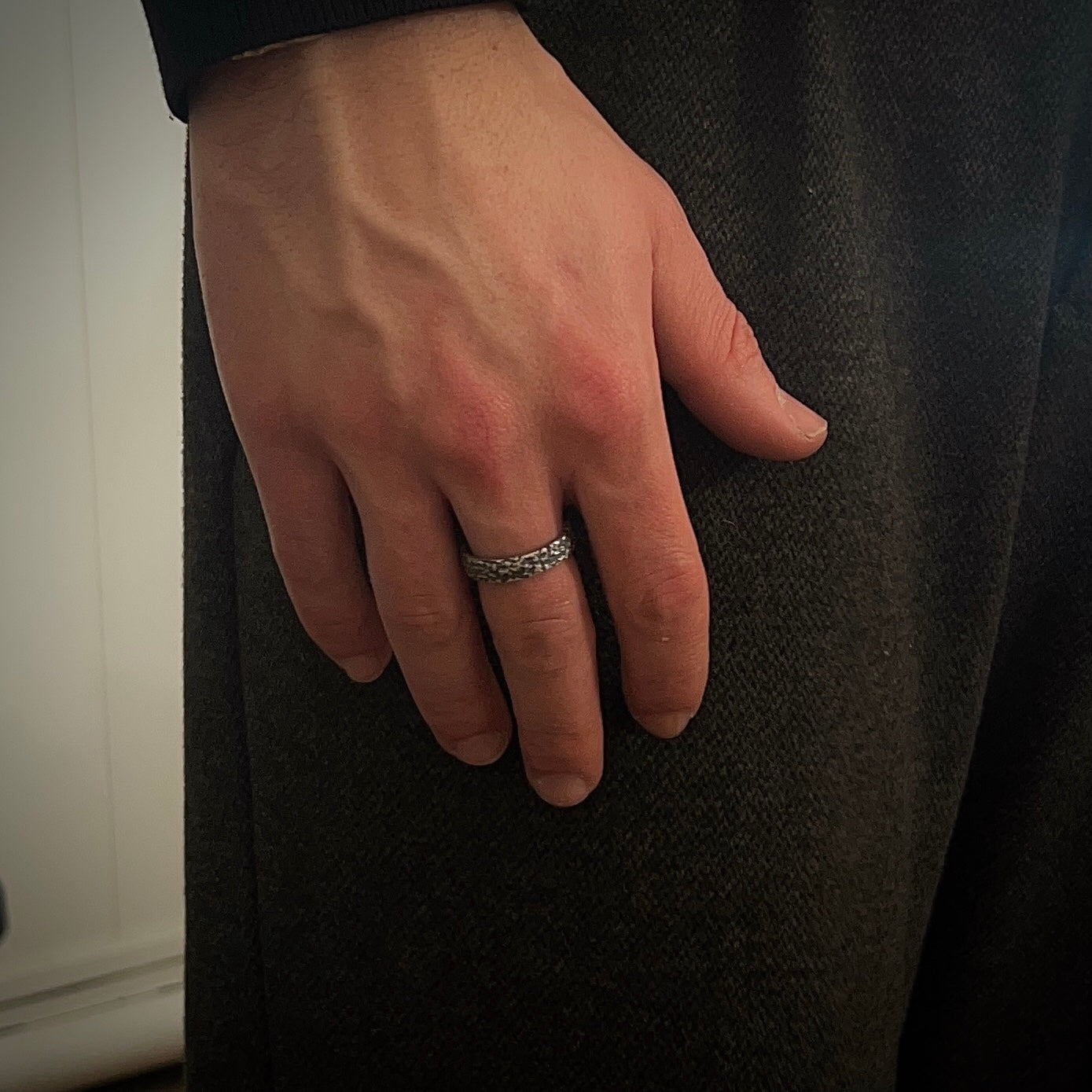 Bague Roche en argent 925 portée à la main, bijou brut et texturé fait main à Rennes
