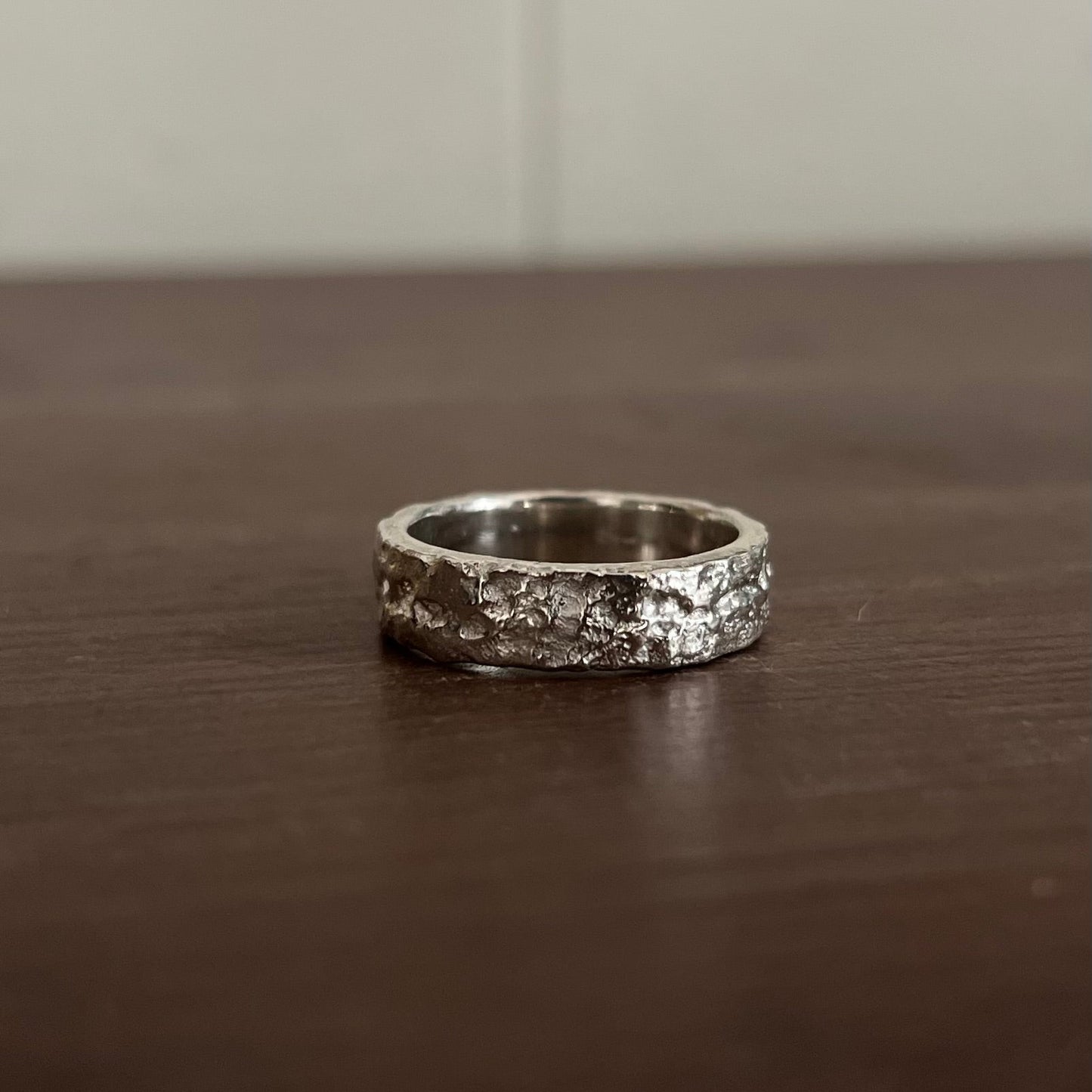 Bague Singulière Large en argent 925 avec texture brute inspirée des reliefs naturels.