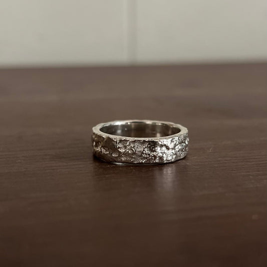 Bague Singulière Large en argent 925 avec texture brute inspirée des reliefs naturels.
