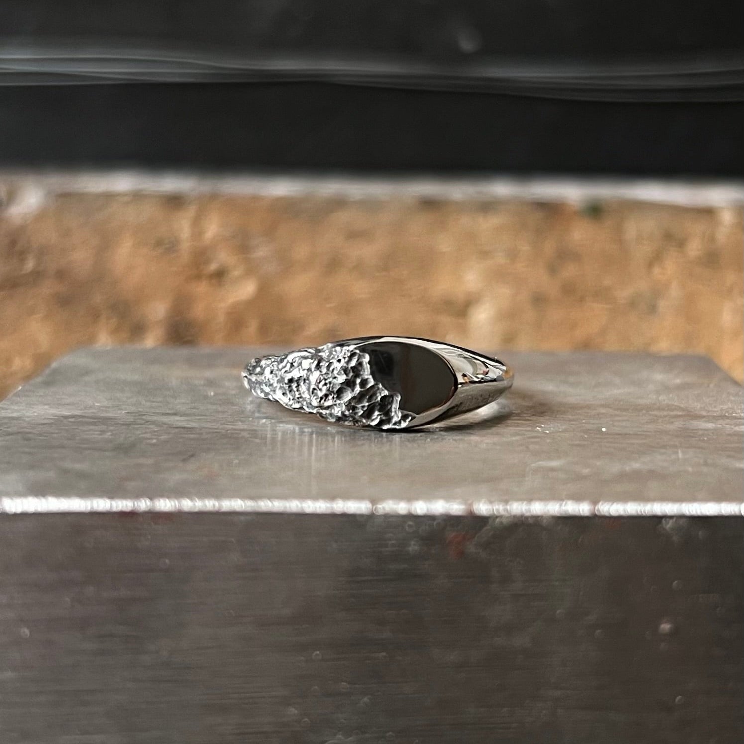 Bijou artisanal unisexe en argent – Fonte au sable
Chevalière unisexe homme et femme argent 