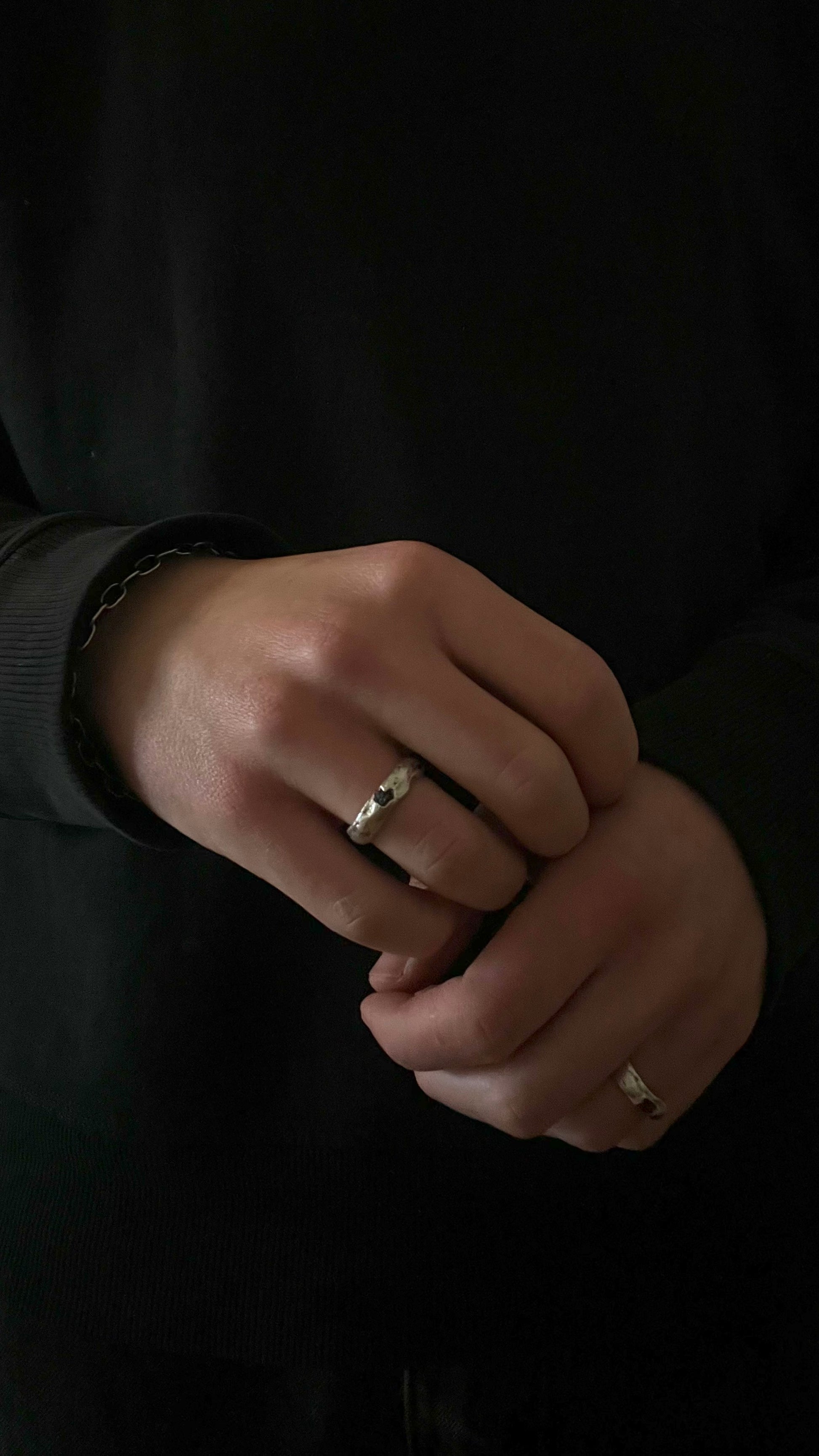 Bague obscura en argent 925 porté avec diamant brut noir ou Grenat brut rouge - bague artisanale - bague pour homme- bague en argent - bague pour femme - bague de fiançailles brut - bague alternative 