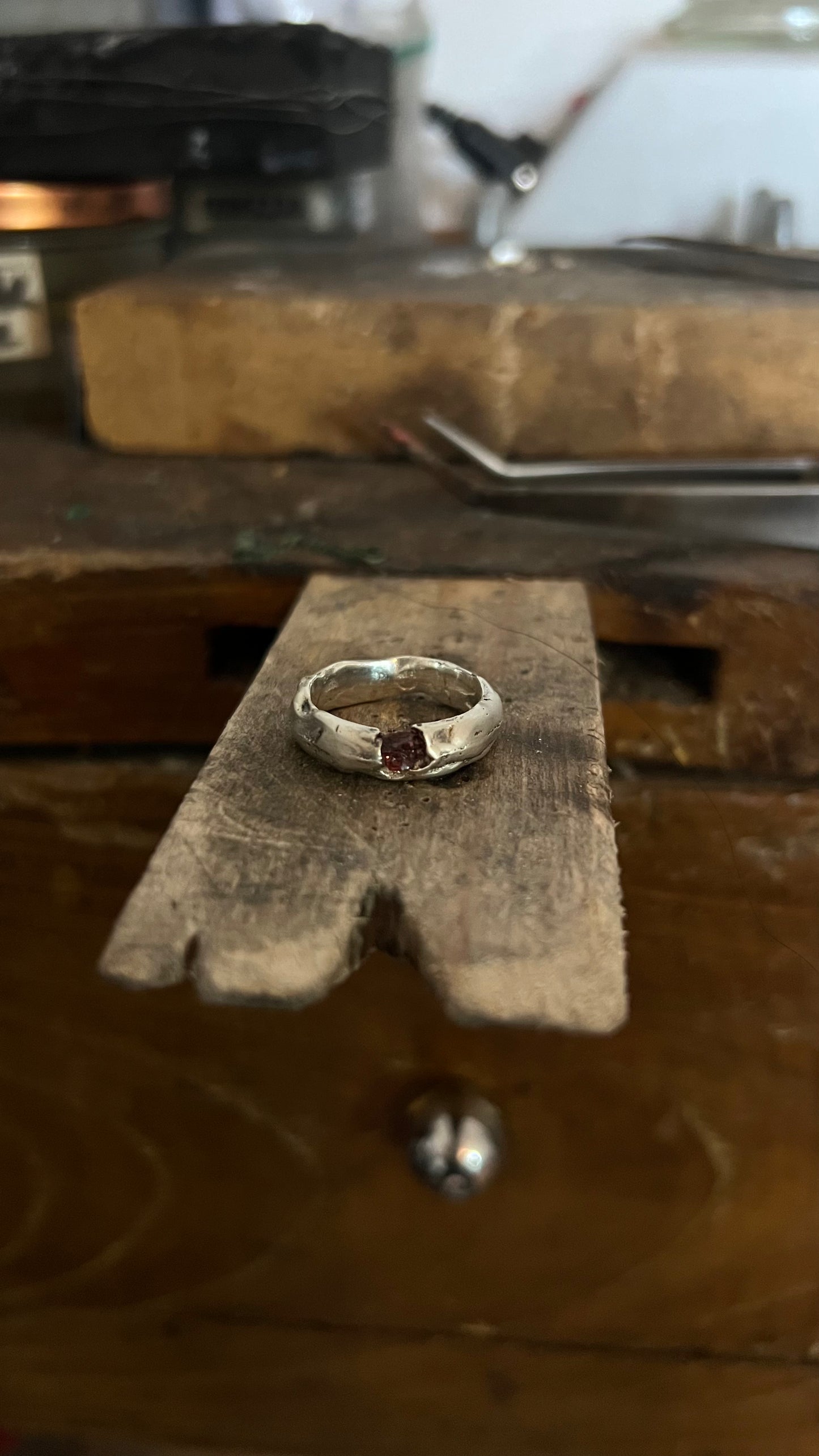Bagues argent et grenat brut - bague fabriquées à la main - bague d’artisanat - argent 925 - bijoux uniques - bague fonte au sable - bague patinée 