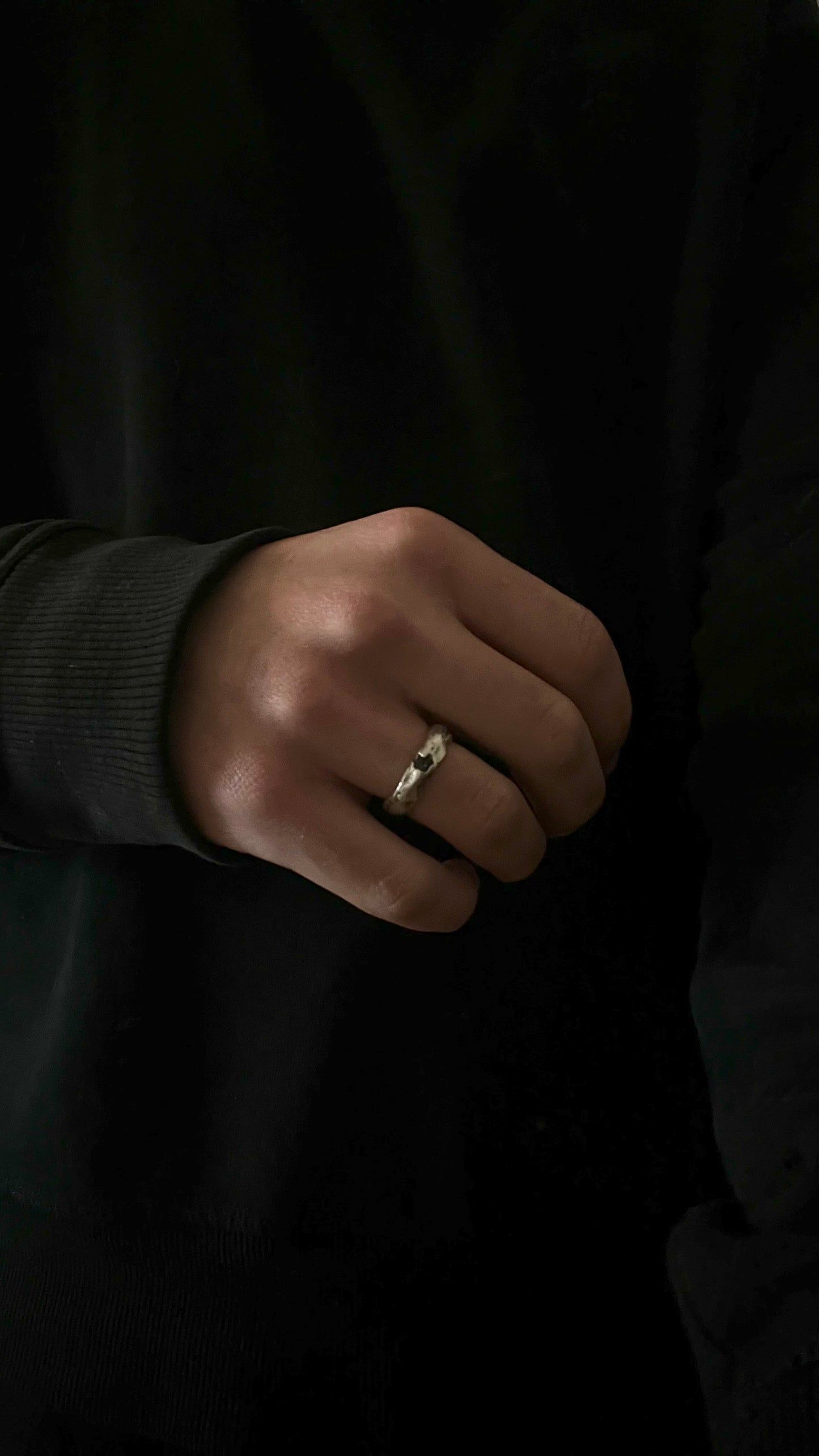 Bague obscura en argent 925 porté avec diamant brut noir ou Grenat brut rouge - bague artisanale - bague esprit libre - bague forgée - bague de caractère - bague bijoux authentique 