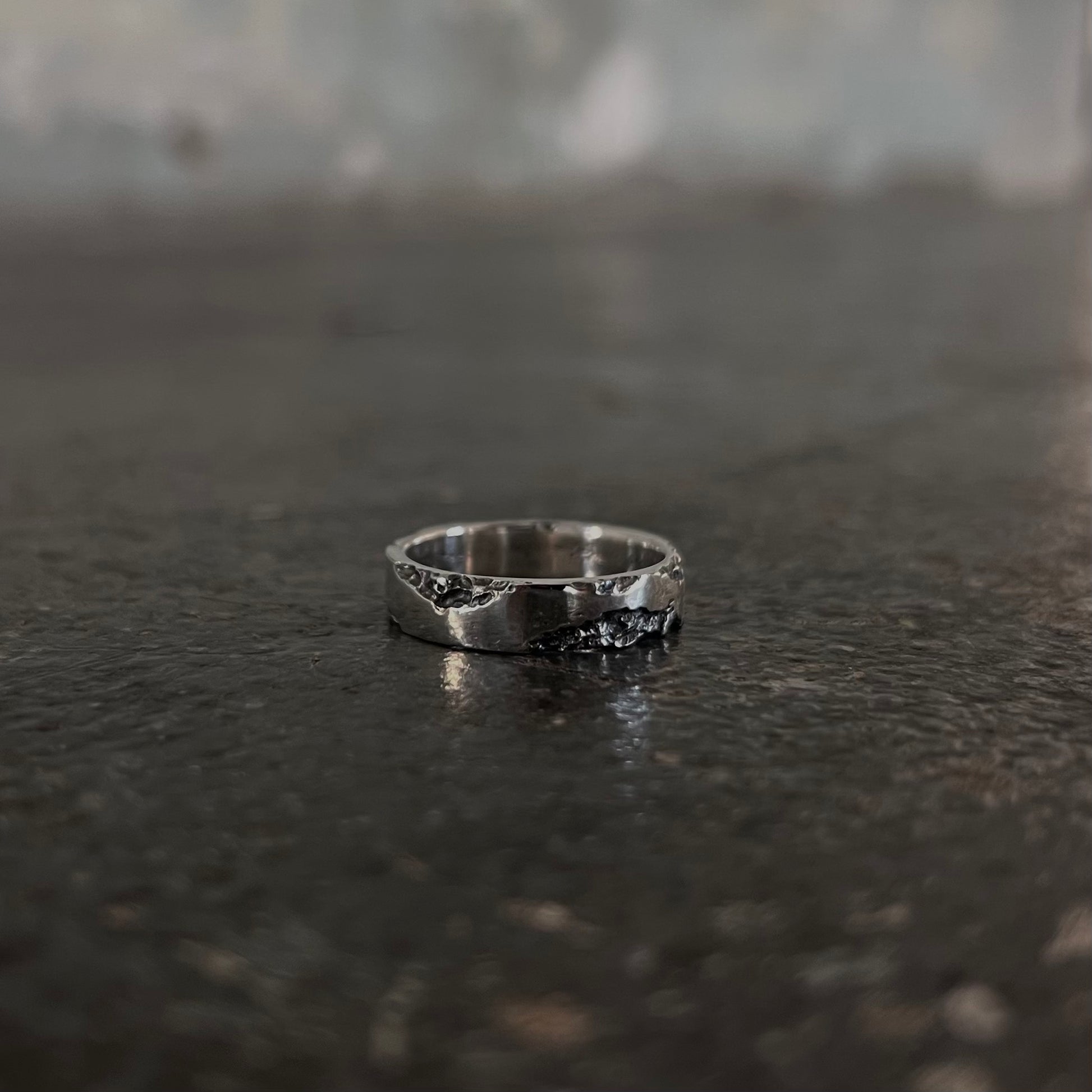 Bague érosion anneau déstructuré en argent massif 925, texture brute inspirée de la roche — faite main à Rennes par fonte au sable, Fonte Bijoux