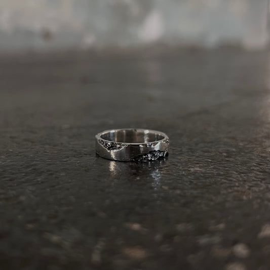 Bague érosion anneau déstructuré en argent massif 925, texture brute inspirée de la roche — faite main à Rennes par fonte au sable, Fonte Bijoux