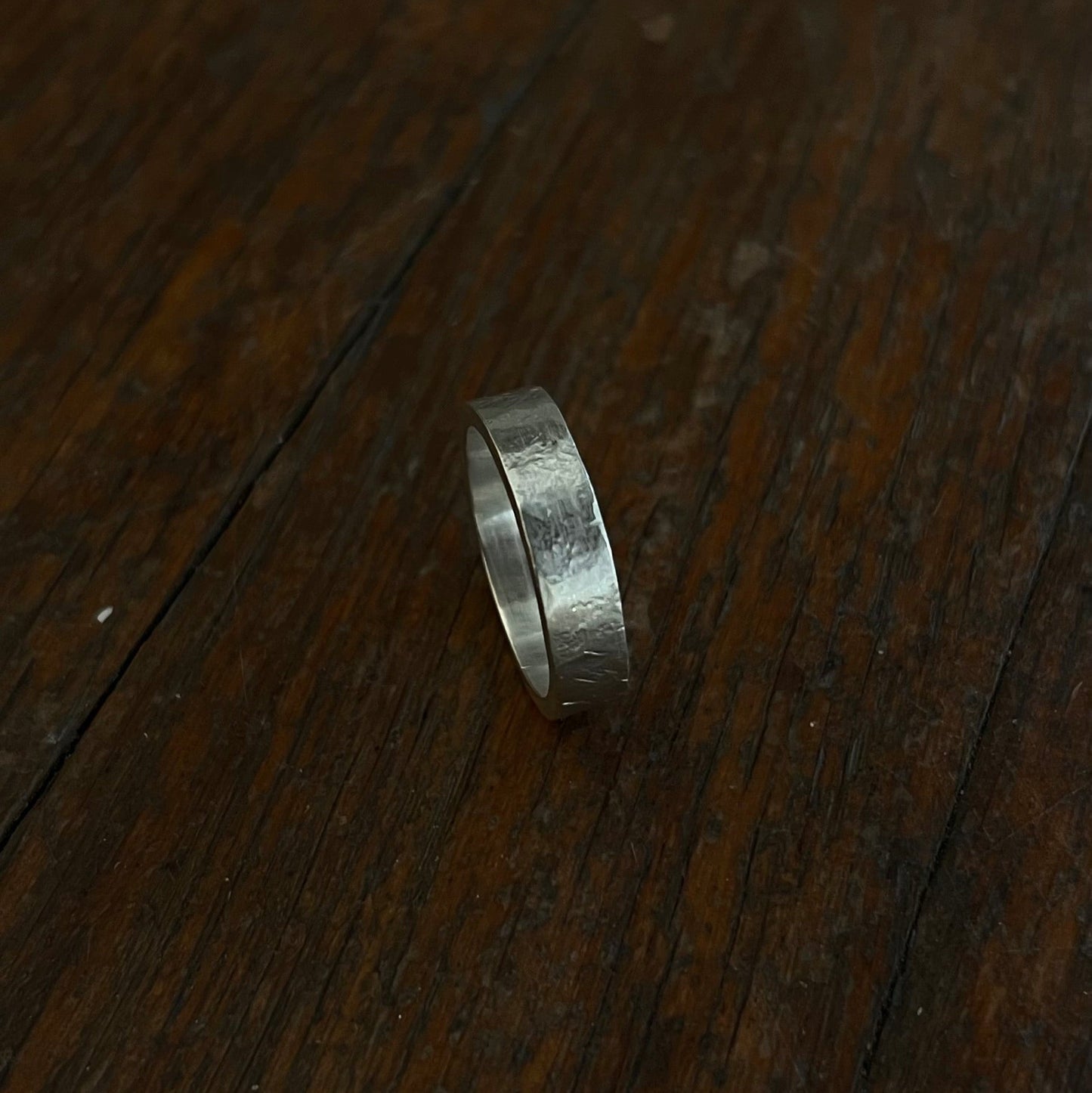 Bague forgée en argent massif 925, design minimaliste et texturé par Fonte Bijoux.
bague forgée
argent 925
bijoux artisanaux
design minimaliste
finition brute
texture organique
martelage
fabrication artisanale
bijoux unisexe
créations uniques
bijoux authentiques
argent massif
bague texturée
bijoux durables
Fonte Bijoux