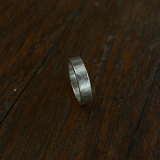 Bague forgée en argent massif 925, design minimaliste et texturé par Fonte Bijoux.
bague forgée
argent 925
bijoux artisanaux
design minimaliste
finition brute
texture organique
martelage
fabrication artisanale
bijoux unisexe
créations uniques
bijoux authentiques
argent massif
bague texturée
bijoux durables
Fonte Bijoux